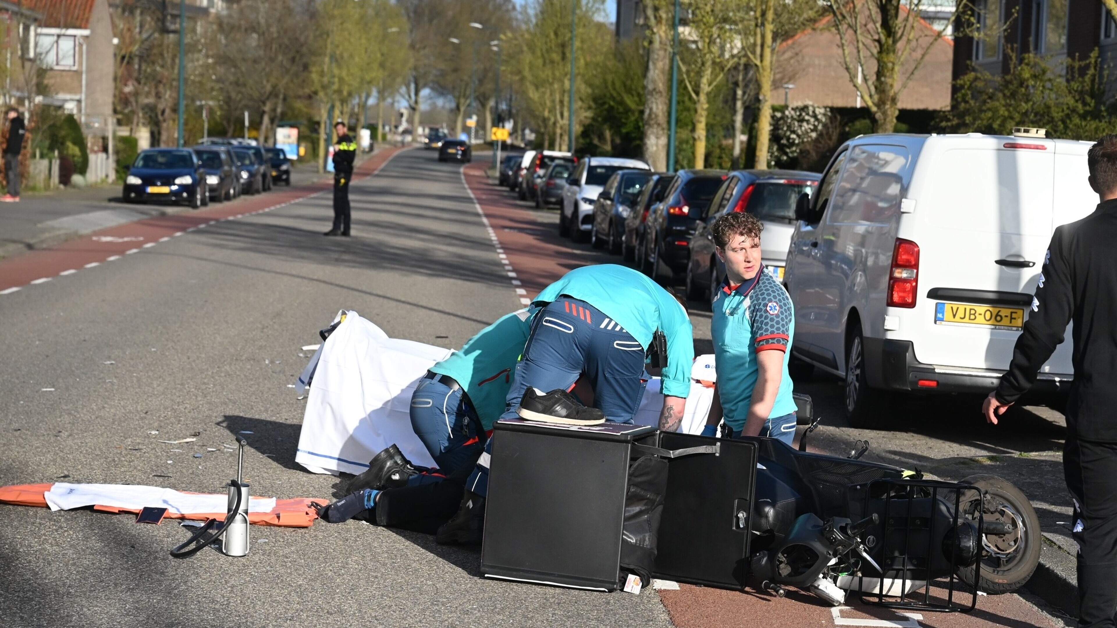Maaltijdbezorger met spoed naar ziekenhuis na botsing met auto in Oegstgeest.