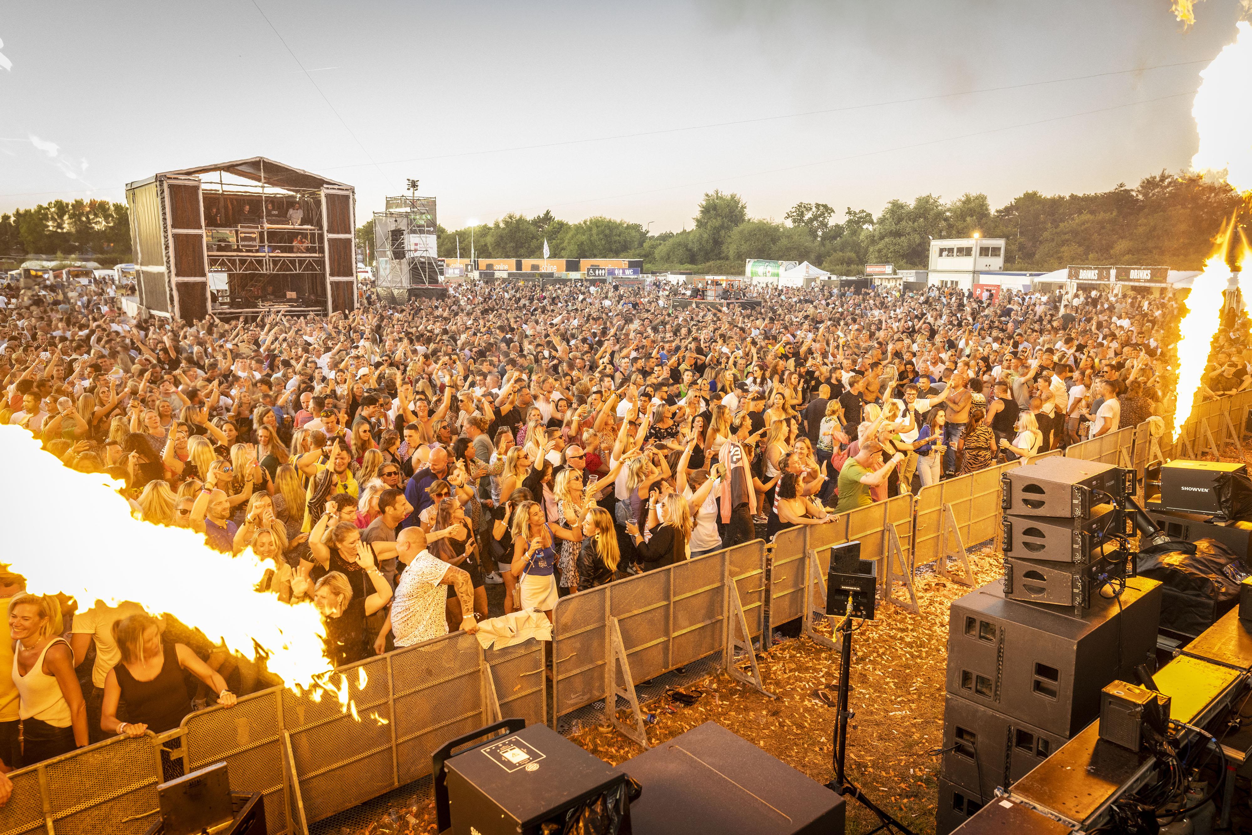 Oranjedance Katwijk: 6500 feestvierders uit hun dak