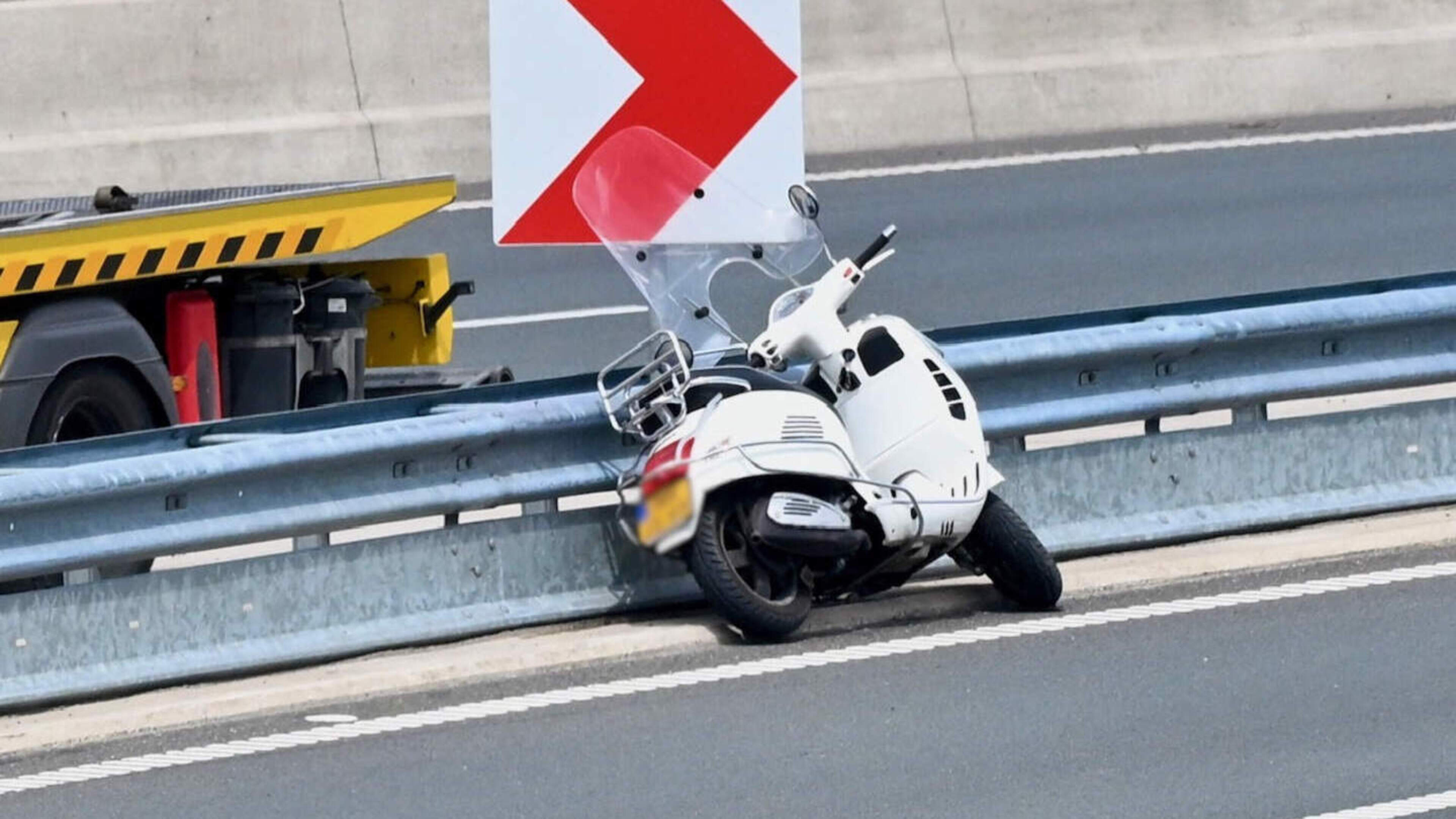 Man overleden bij eenzijdig scooterongeval in Corbulotunnel bij Leiden.