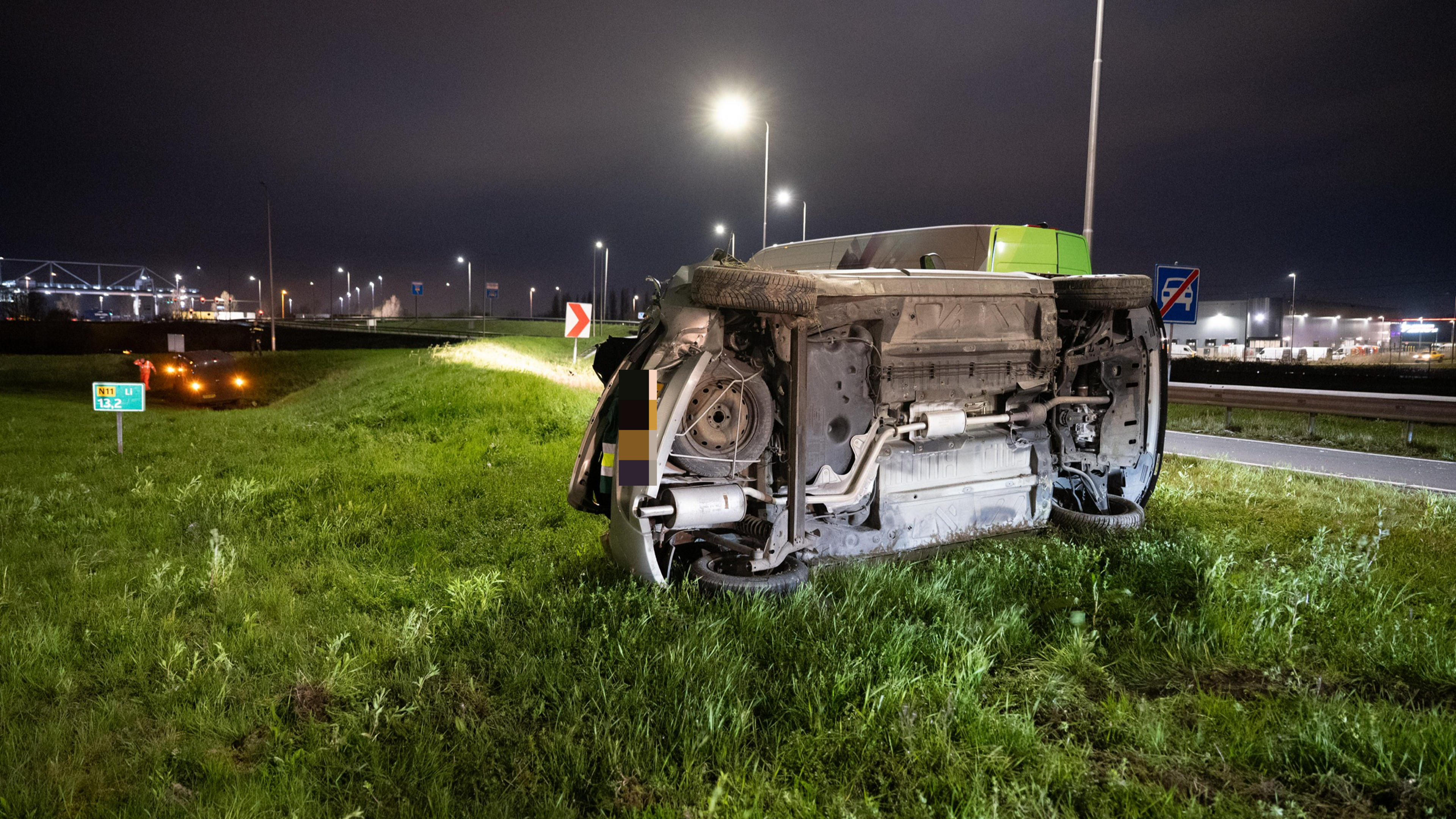 Auto belandt op zijkant in de sloot na botsing in Den Bosch.