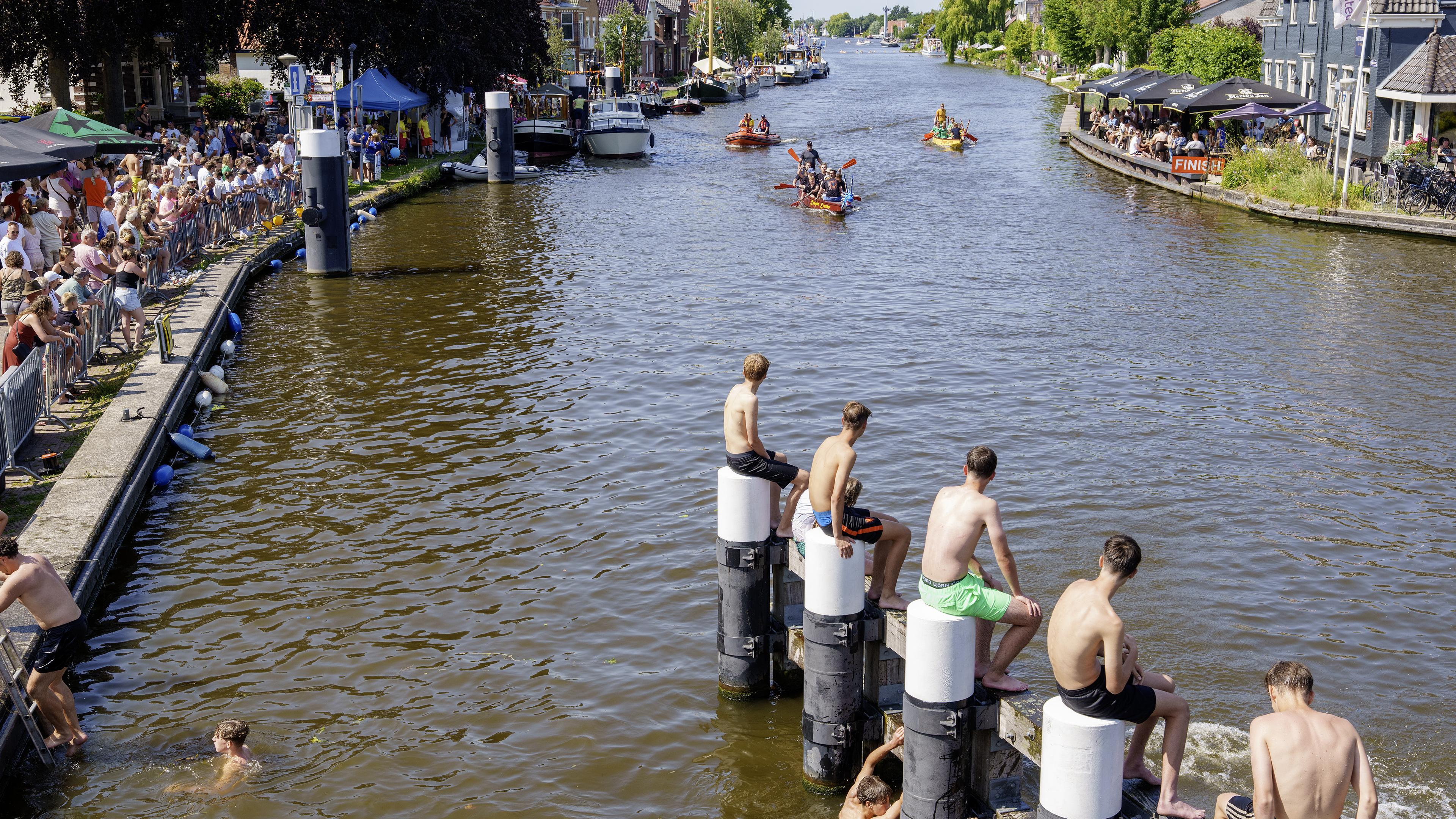 Waterrecreatiedag: warme, drukke en gezellige boel aan de Woudwetering in Woubrugge