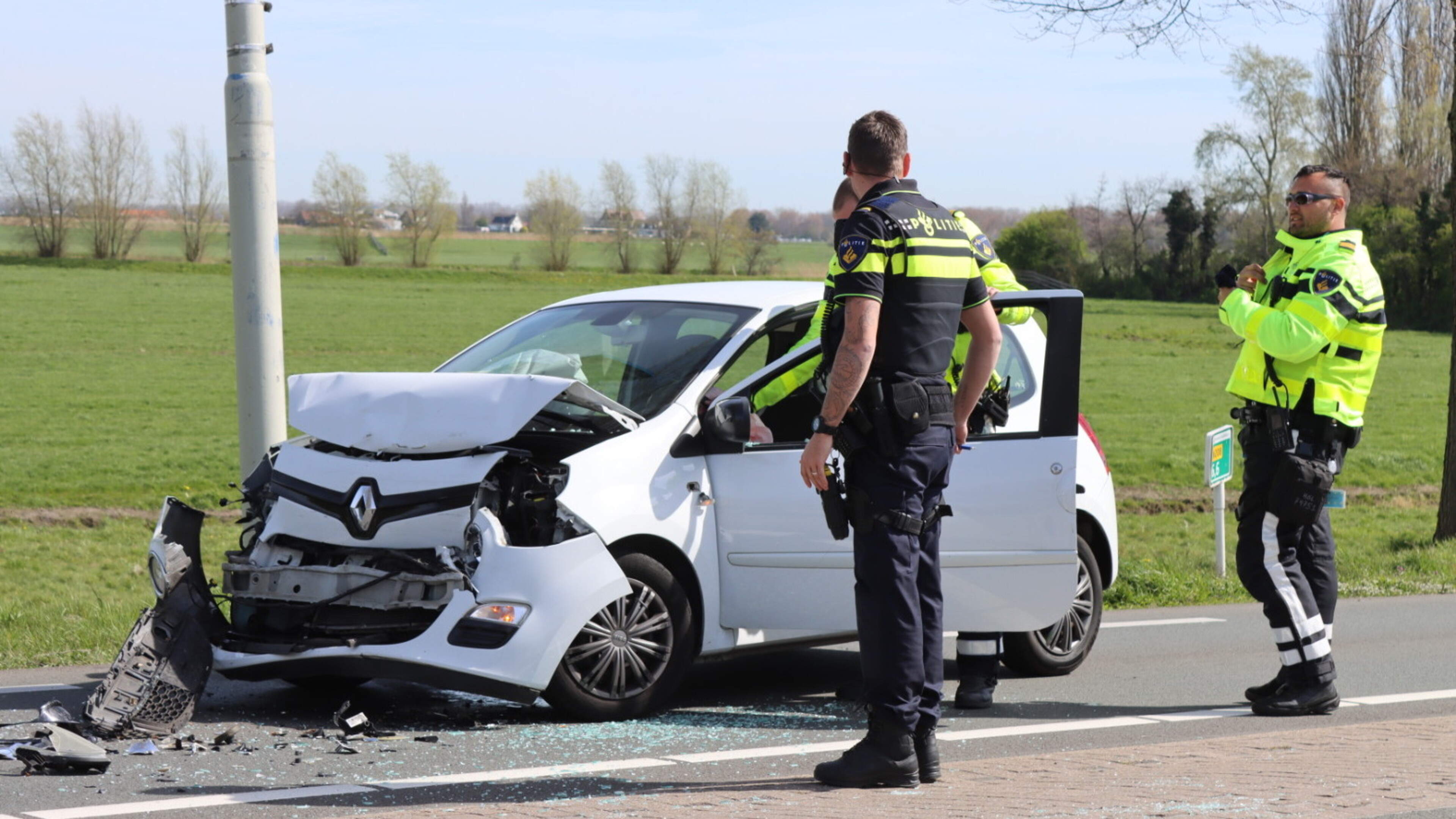 Auto zwaar beschadigd door kop-staartbotsing in Sassenheim.