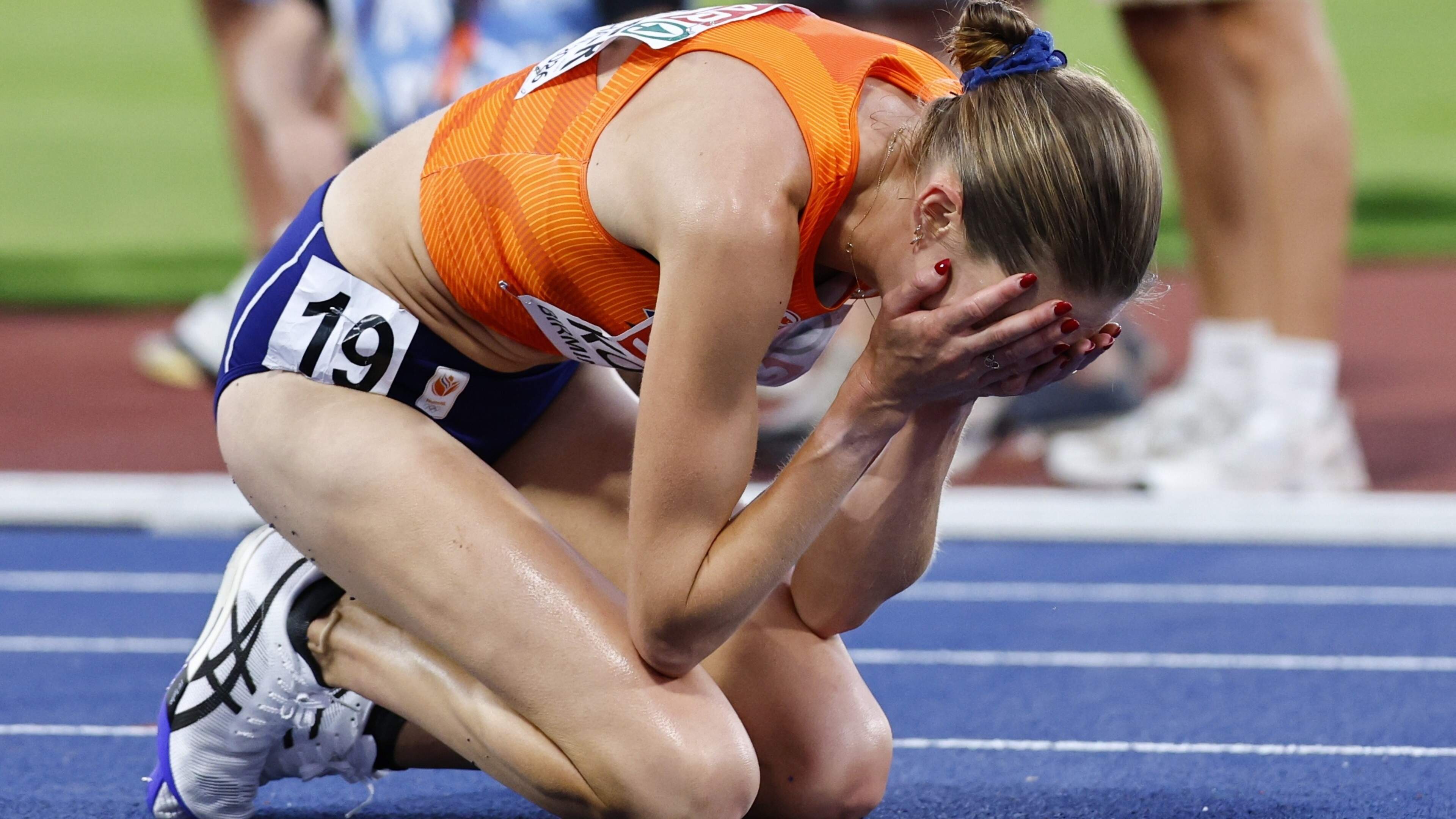 Maureen Koster pakt nu wél EK-zilver, ook voor haar zieke coach: ’Dat moet ongelooflijk zwaar zijn geweest’