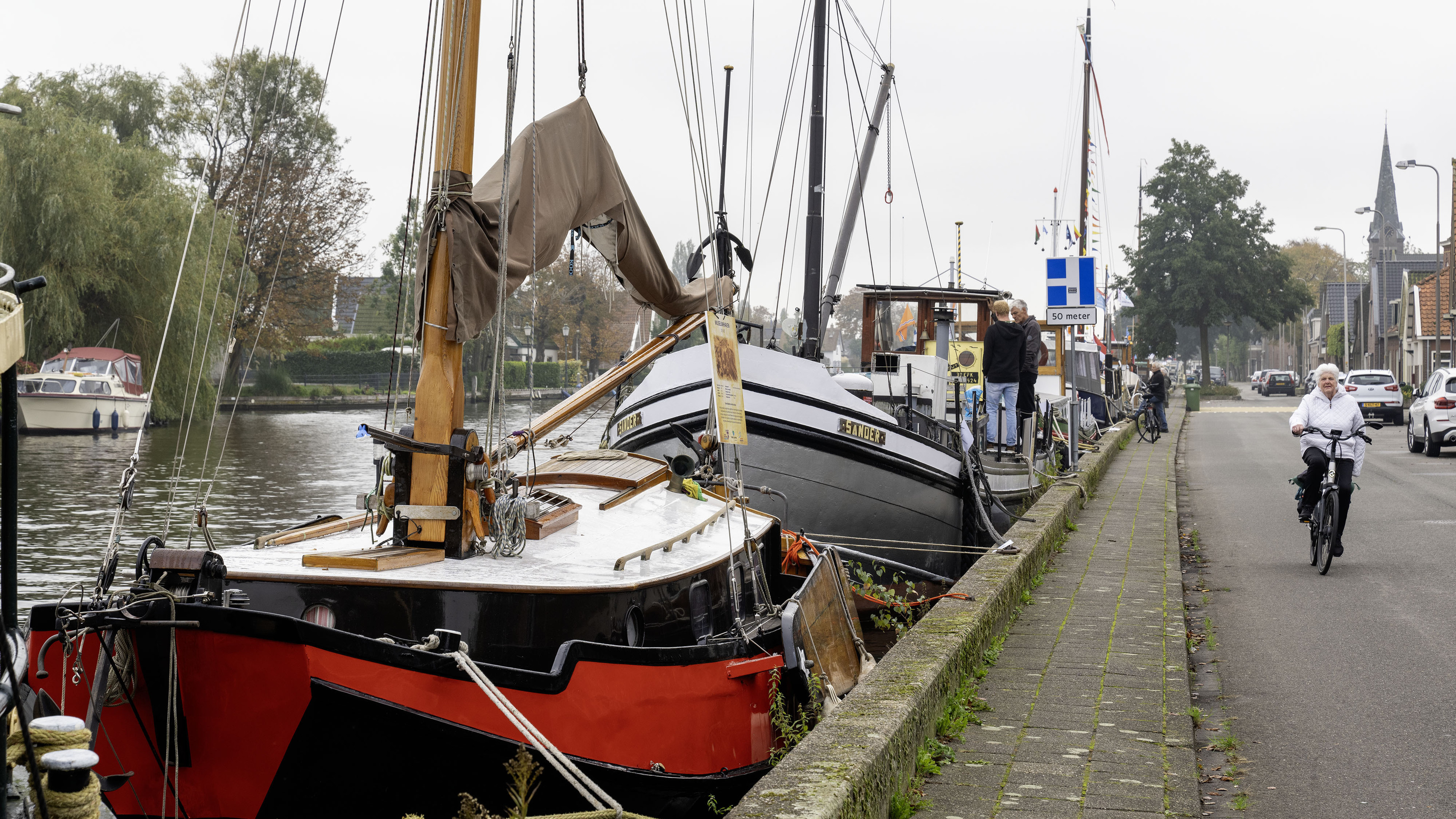 Weduwe van Rob Ligtenberg onthult informatiebord over de historie van de scheepvaart in Oude Weterin