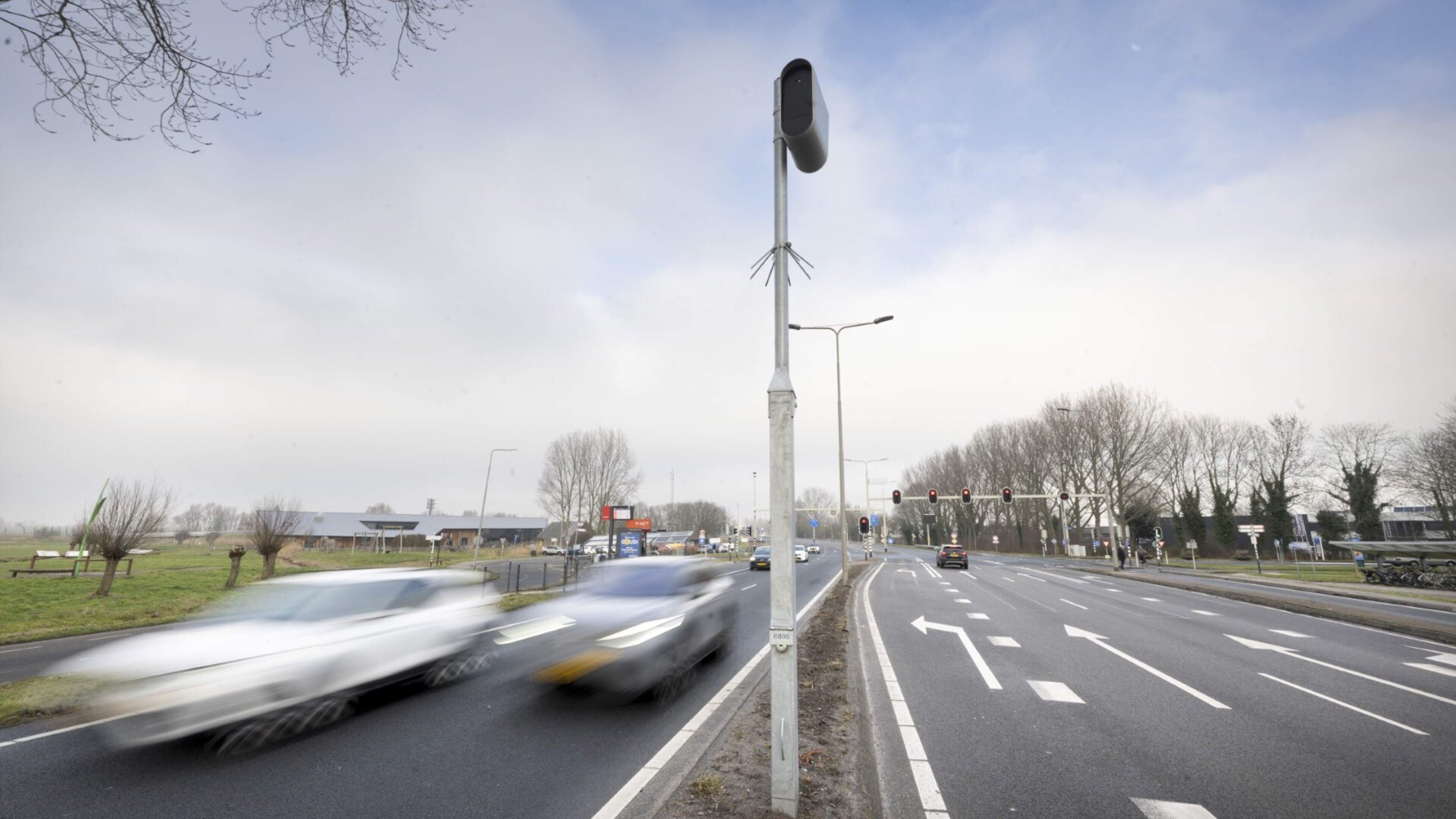 Grote tevredenheid over plaatsing flitspalen bij dodelijke kruising Zoeterwoude-dorp