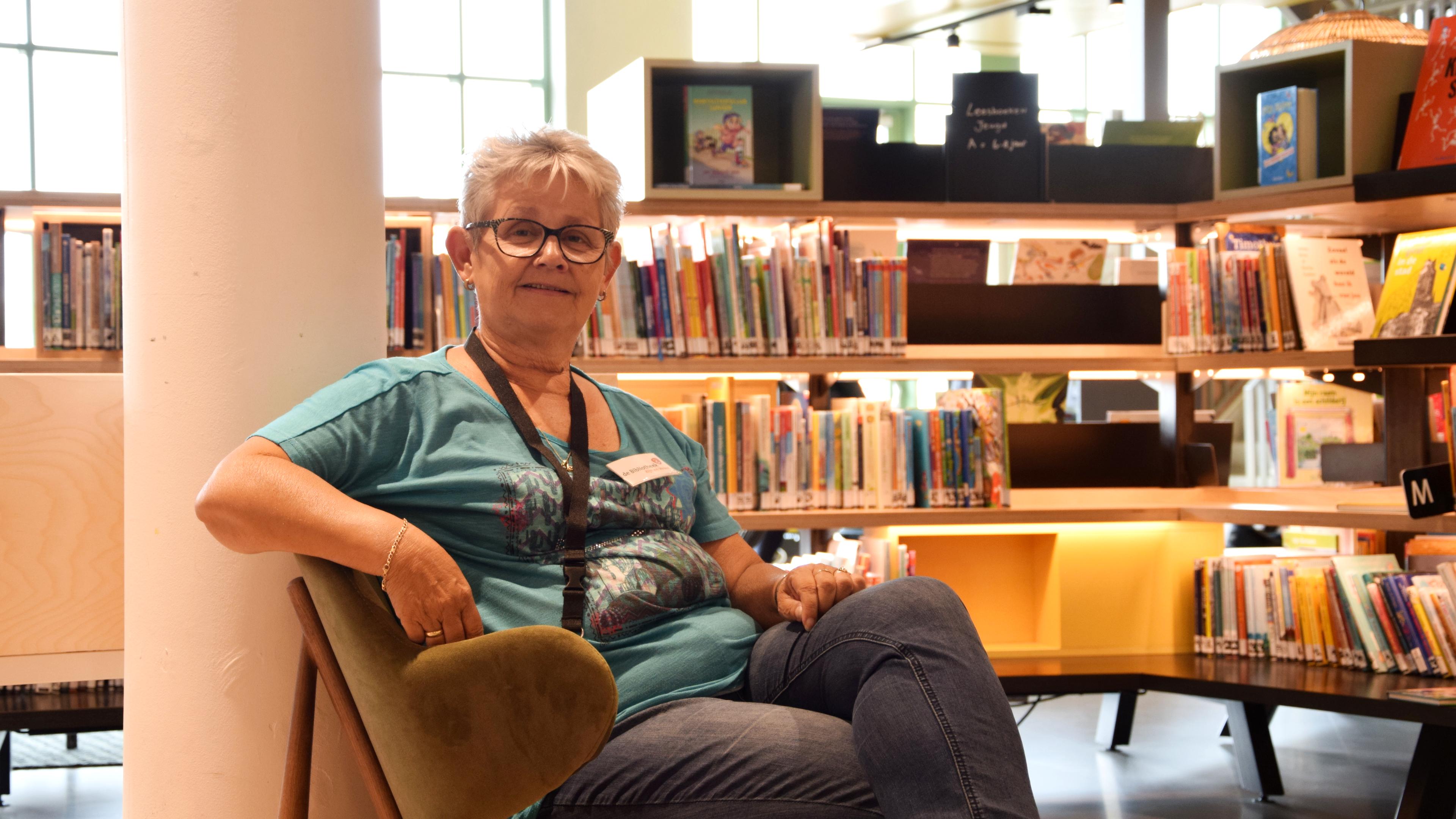 Bep Westmaas (66) is een echte boekenwurm: ’Ik blijf zitten tot het uit is’ | Hé Alphenaar, wat doe 