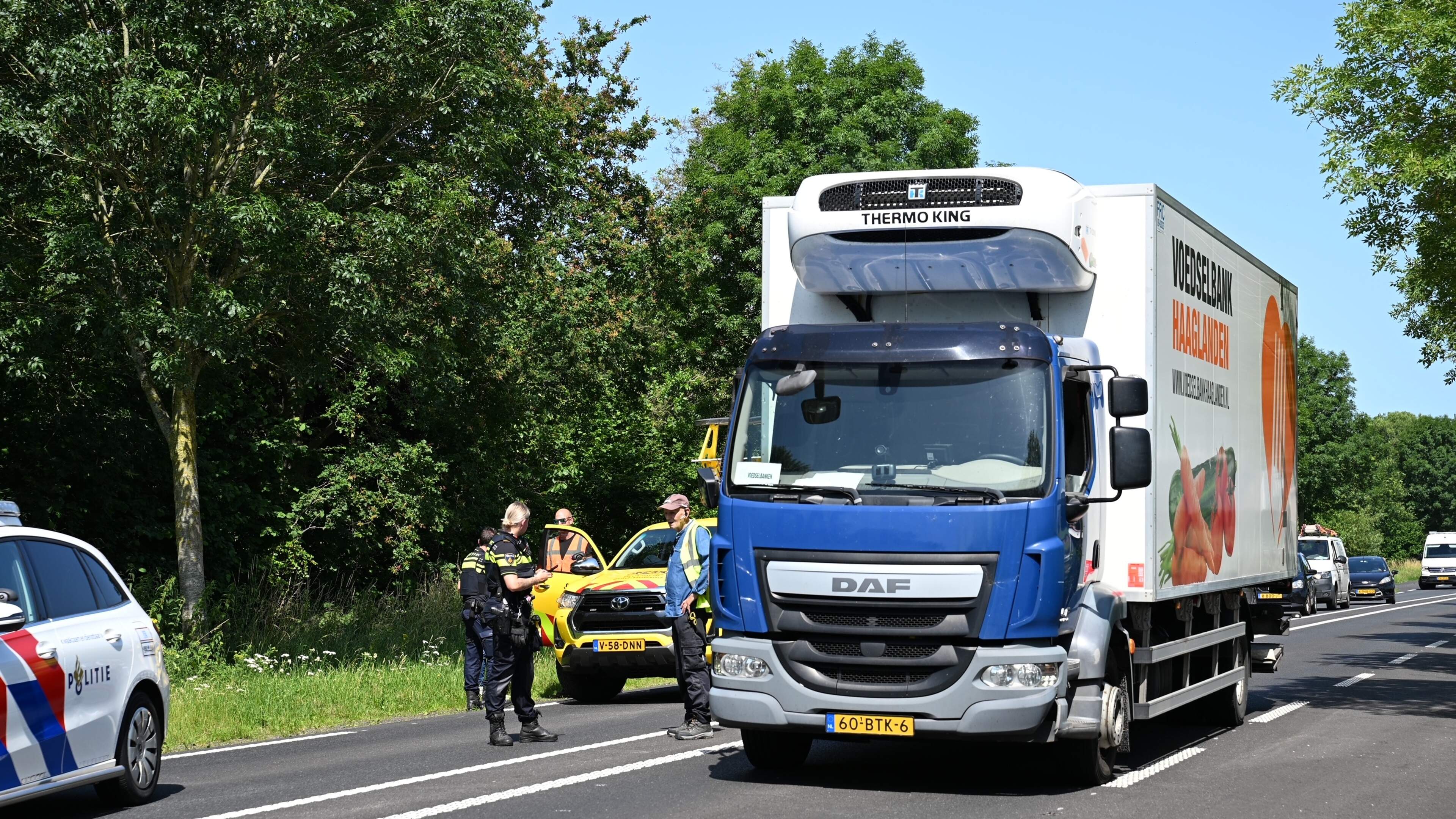 Provinciemedewerker gewond bij regelen verkeer na aanrijding vrachtwagen in Leiderdorp.