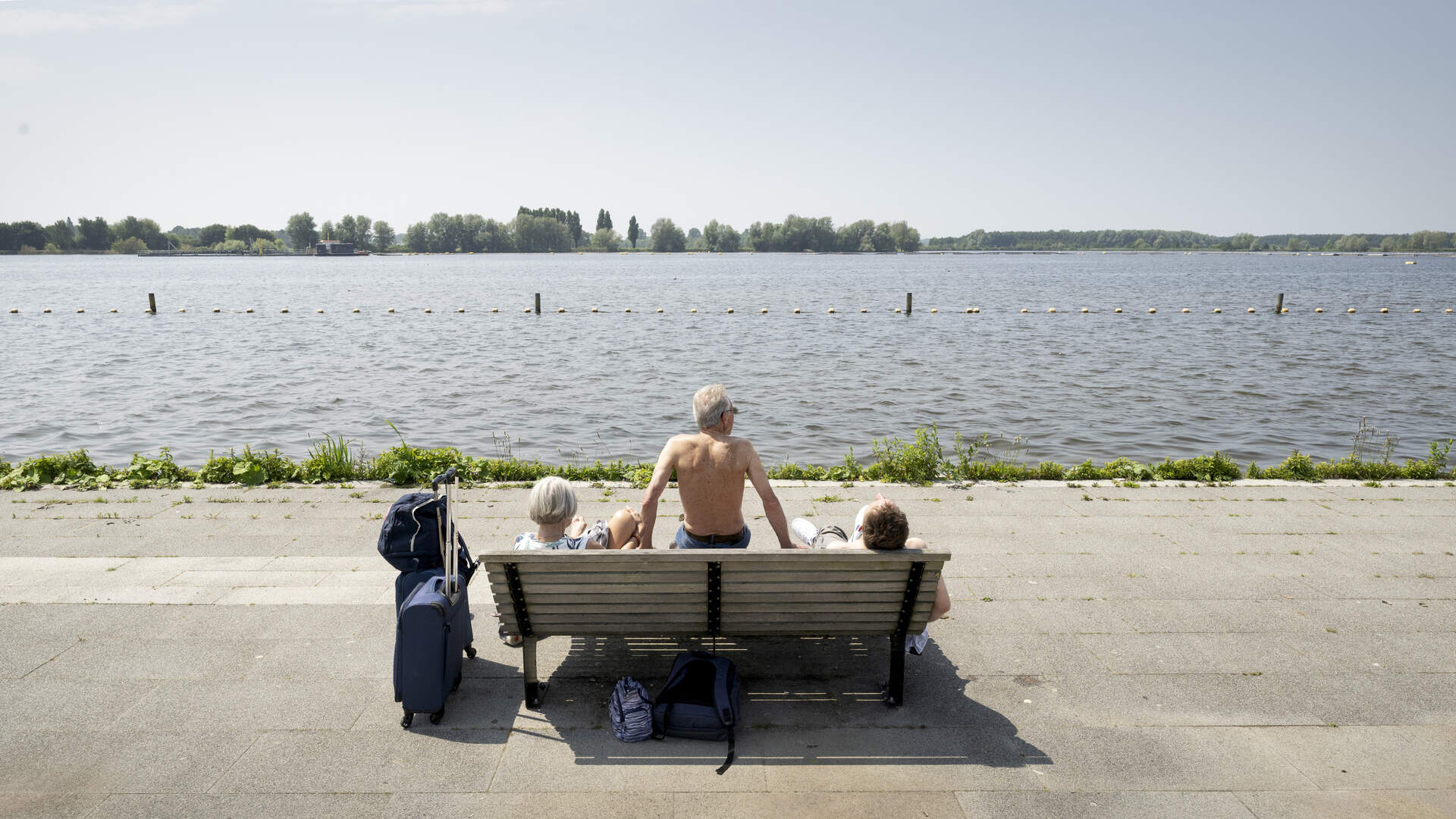 Het Valkenburgse meer, op steenworp afstand van de plek waar Eli Lilly een megafabriek wil bouwen. Hoogleraar Joke Meijer: ,,Denk je nou echt dat mensen nog willen recreëren aan het meer als daar zo’n fabriek bovenuit torent?”