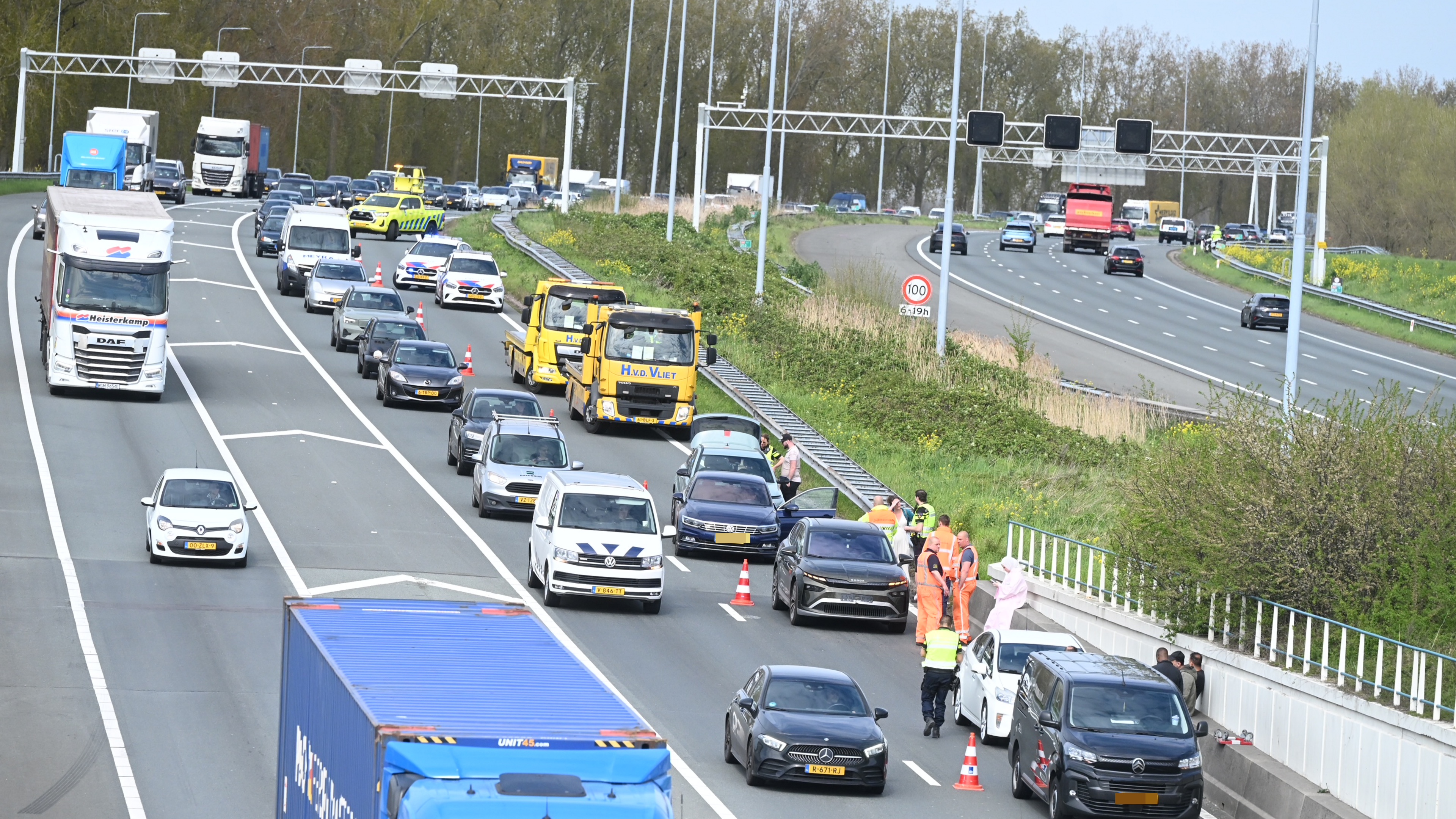Kop-staartbotsing tussen vijf voertuigen op A4 bij Nieuwe Wetering. Kop-staartbotsing tussen vijf voertuigen op A4 bij Nieuwe Wetering.