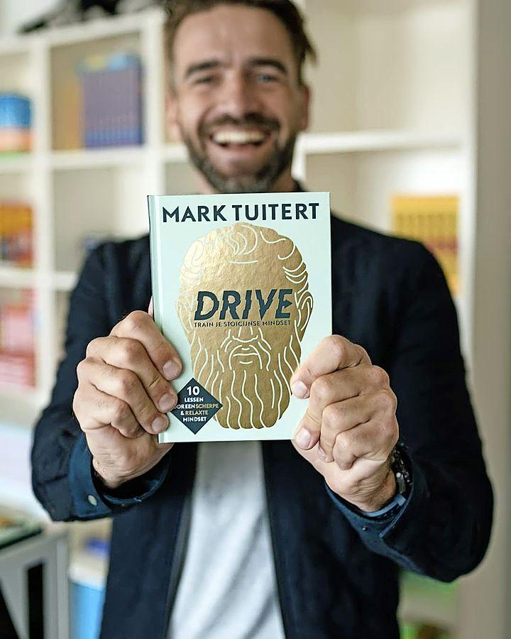 Olympisch schaatskampioen Mark Tuitert signeert zaterdag zijn boek ’Drive’ in Roelofarendsveen