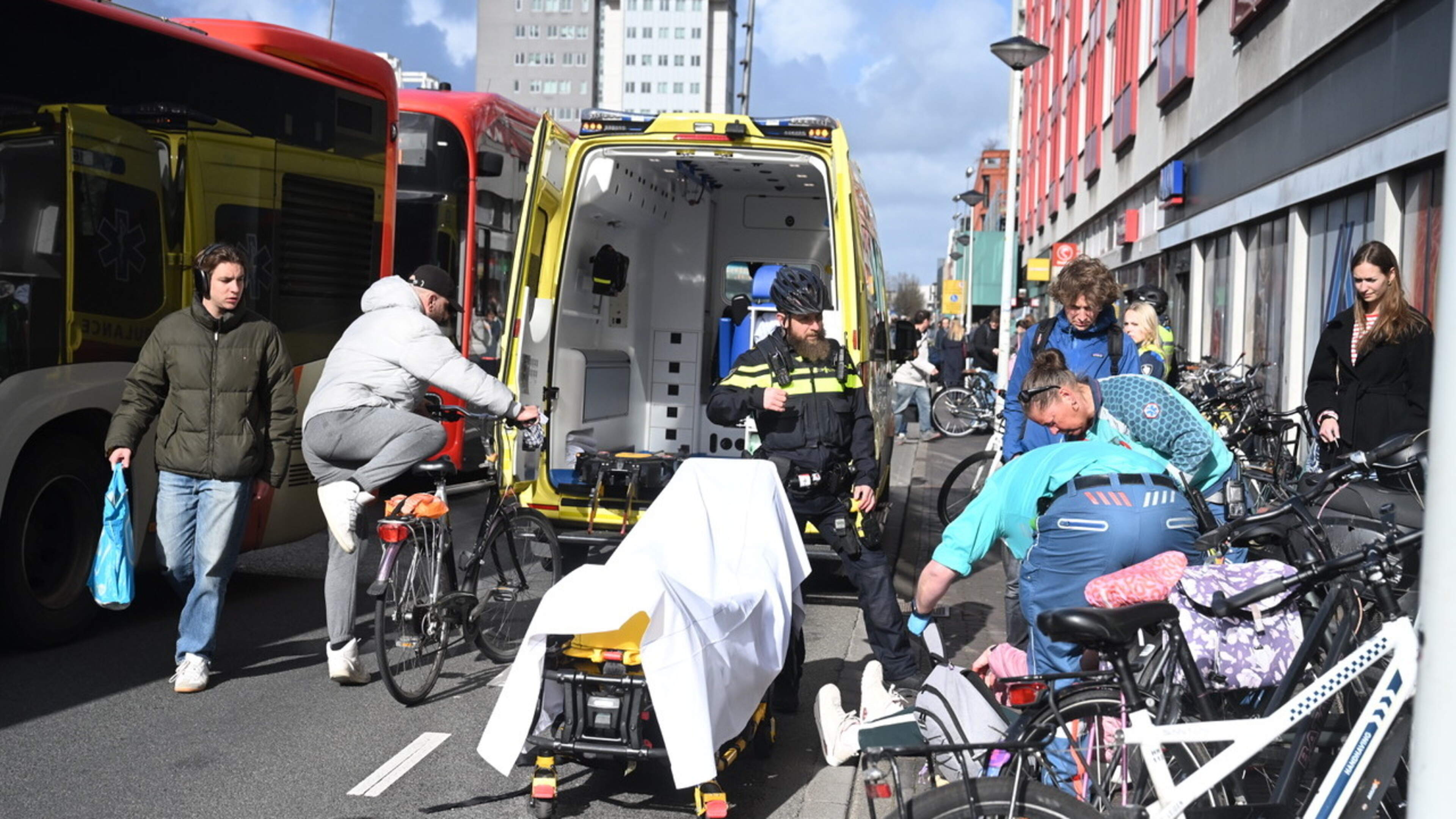 Fietsster gewond bij botsing met lijnbus op Stationsplein in Leiden.