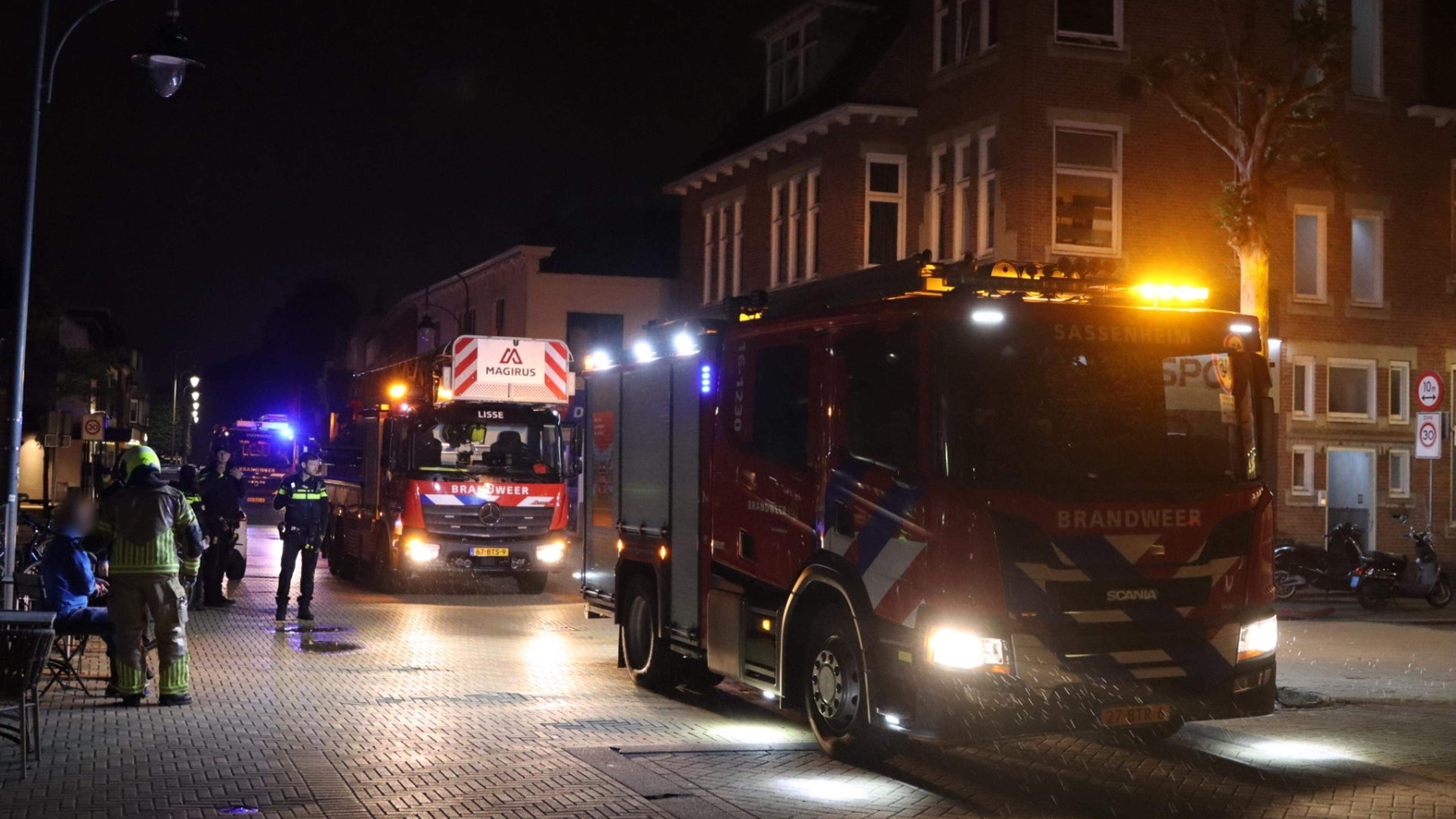 Rookontwikkeling in appartement in Sassenheim, slapende bewoner door brandweer uit woning gehaald