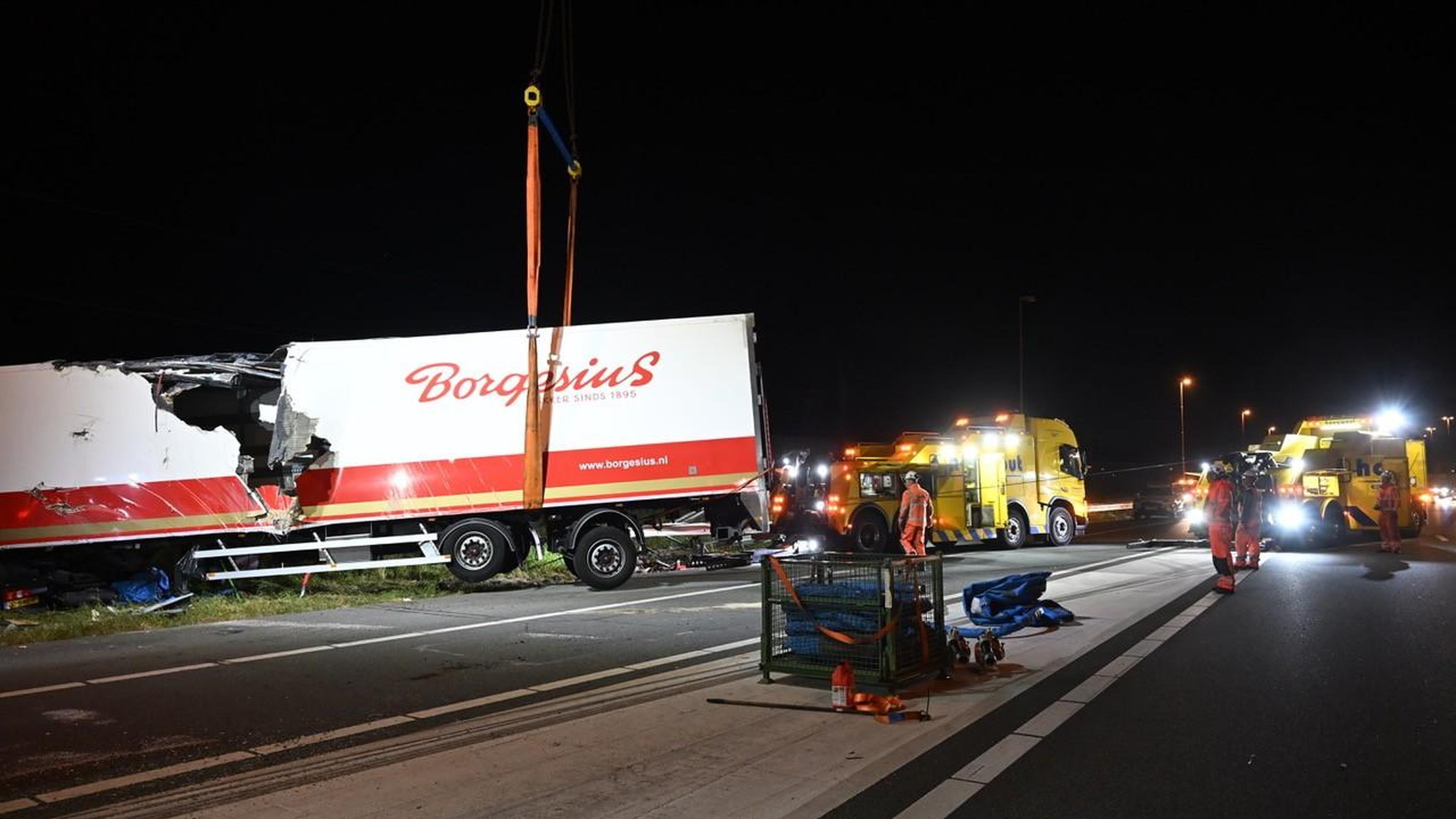 Vrachtwagen gekanteld op A4 bij Nieuwe Wetering, chauffeur gewond. Afrit weer open na berging [updat