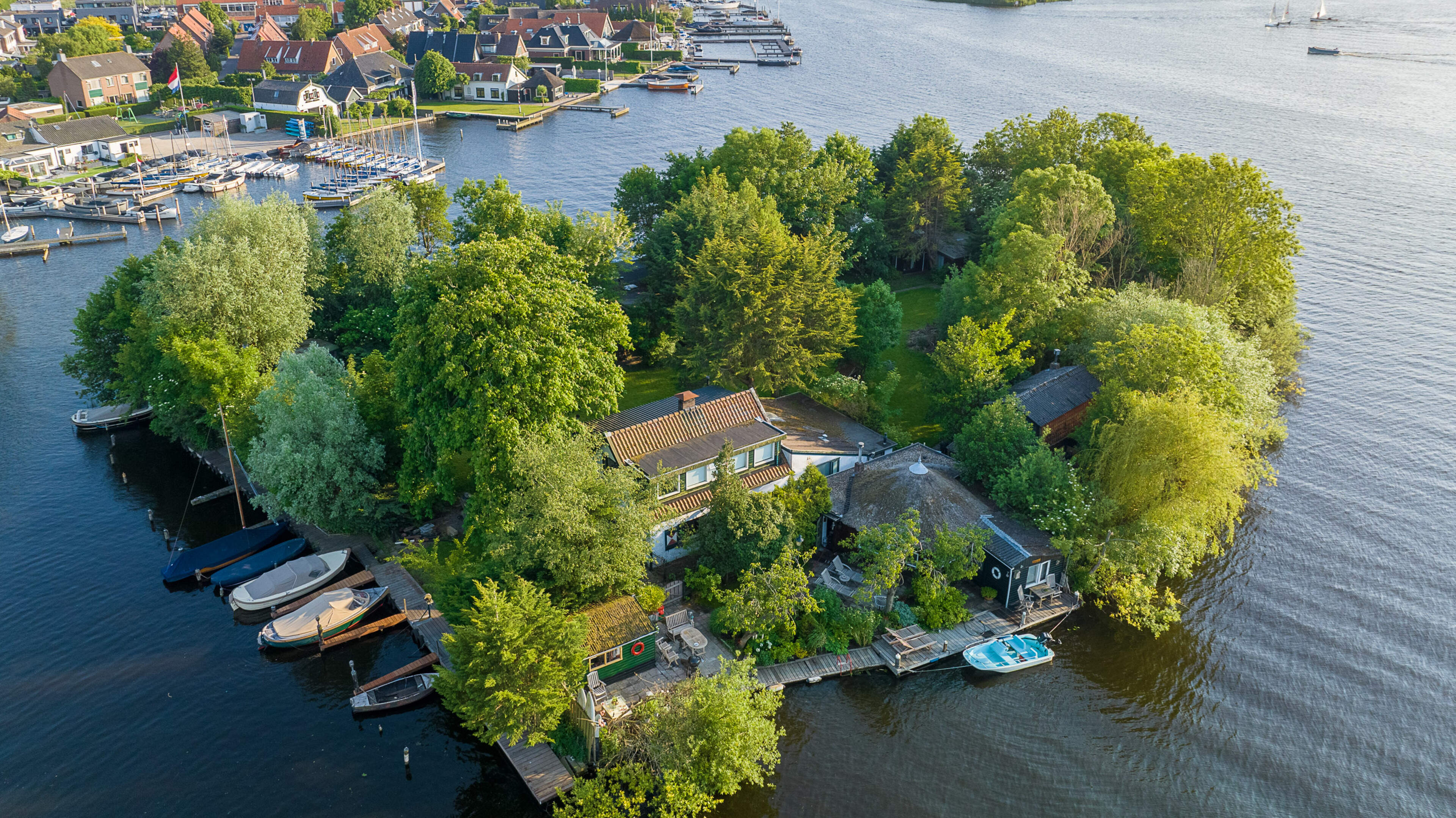 Eiland met vijf huizen te koop in de Kagerplassen: ’Idyllische plek, maar ook gigantisch veel werk’
