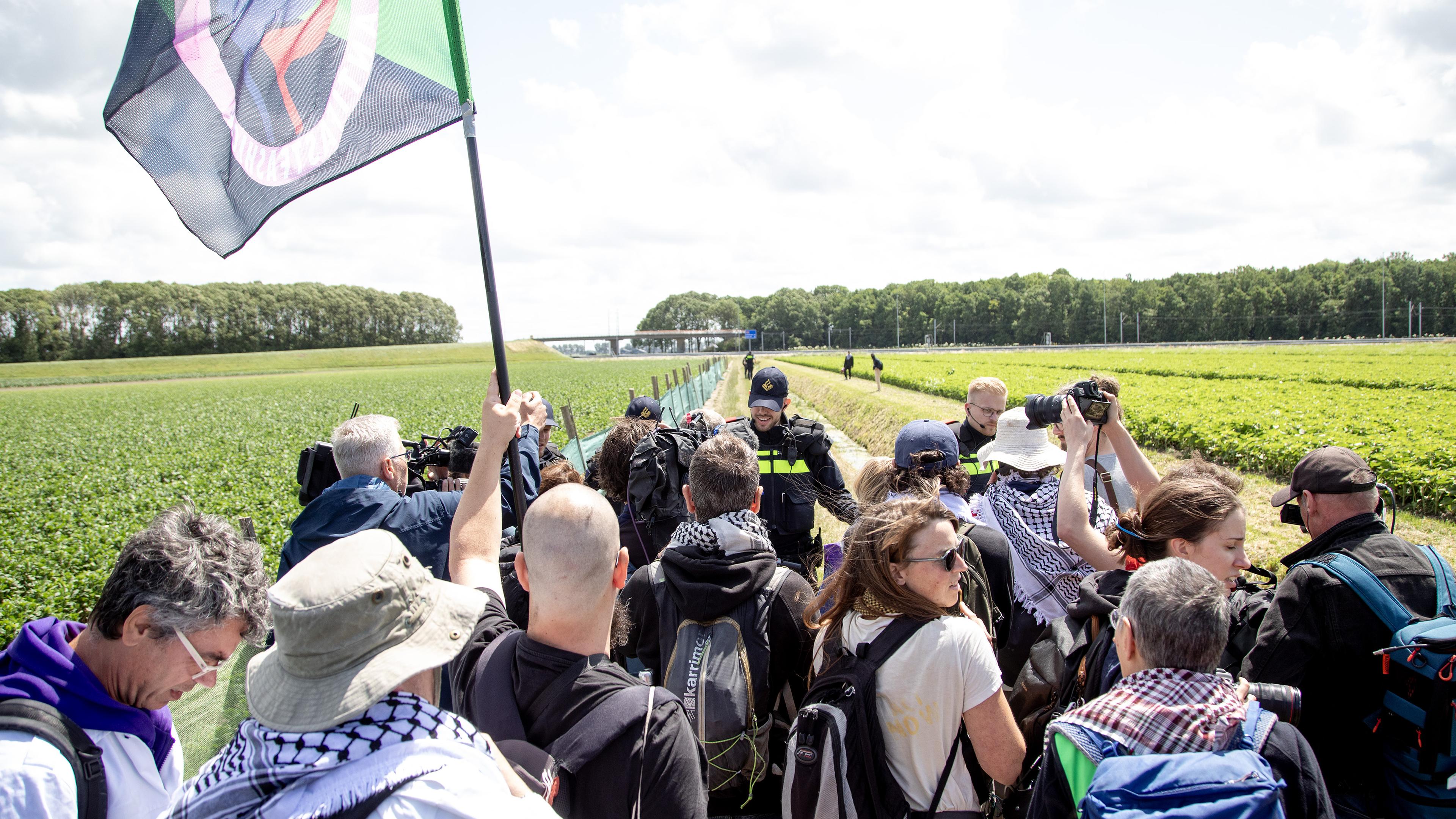 Grote politiemacht mept dertig XR-activisten van de snelweg: ’We gaan ze allemaal afvoeren!’