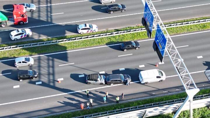 Schade bij kop-staartbotsing met drie voertuigen op A4 in Leiden