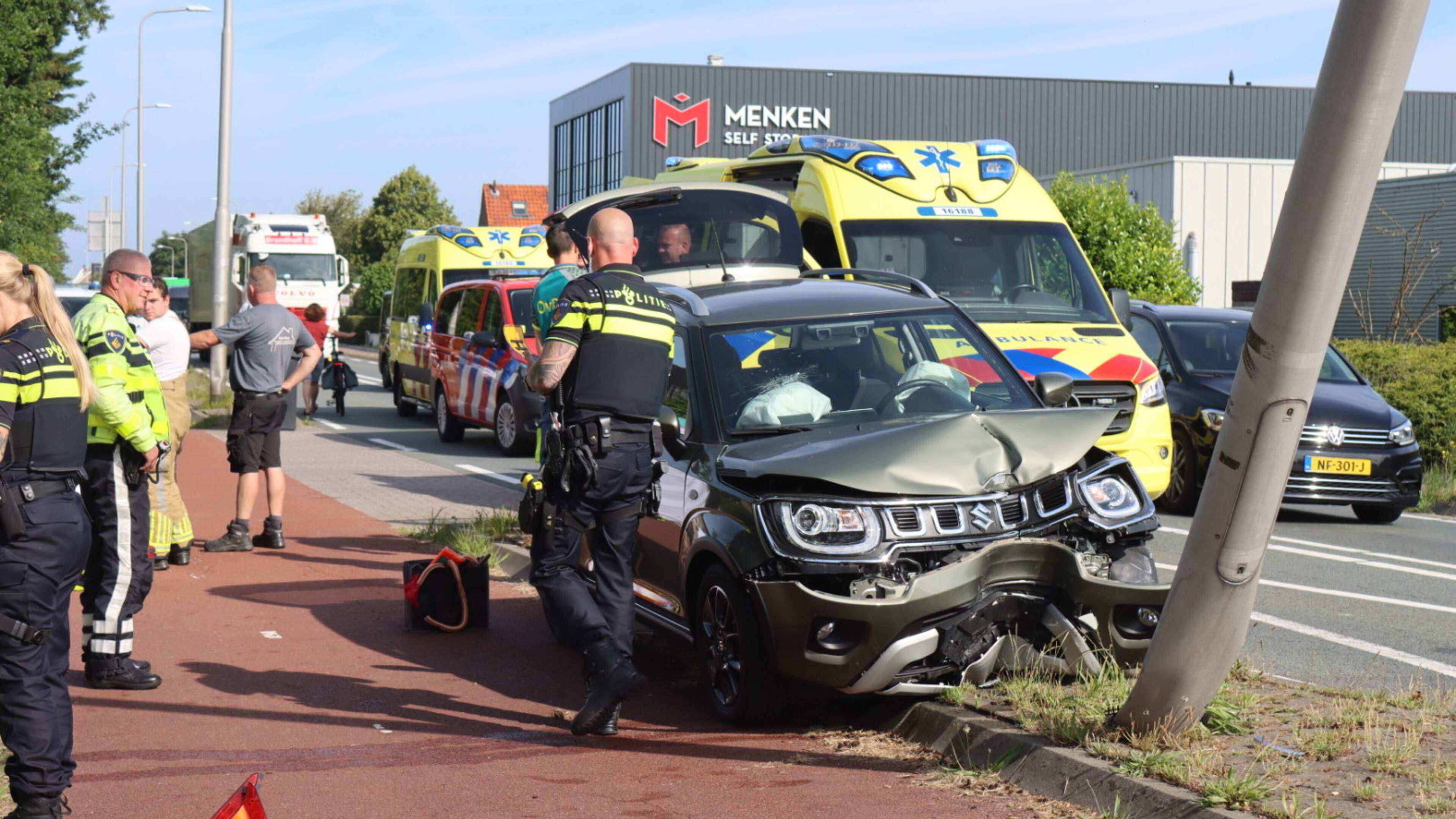 Automobilist naar ziekenhuis na botsing tegen lantaarnpaal en wegwijzer.