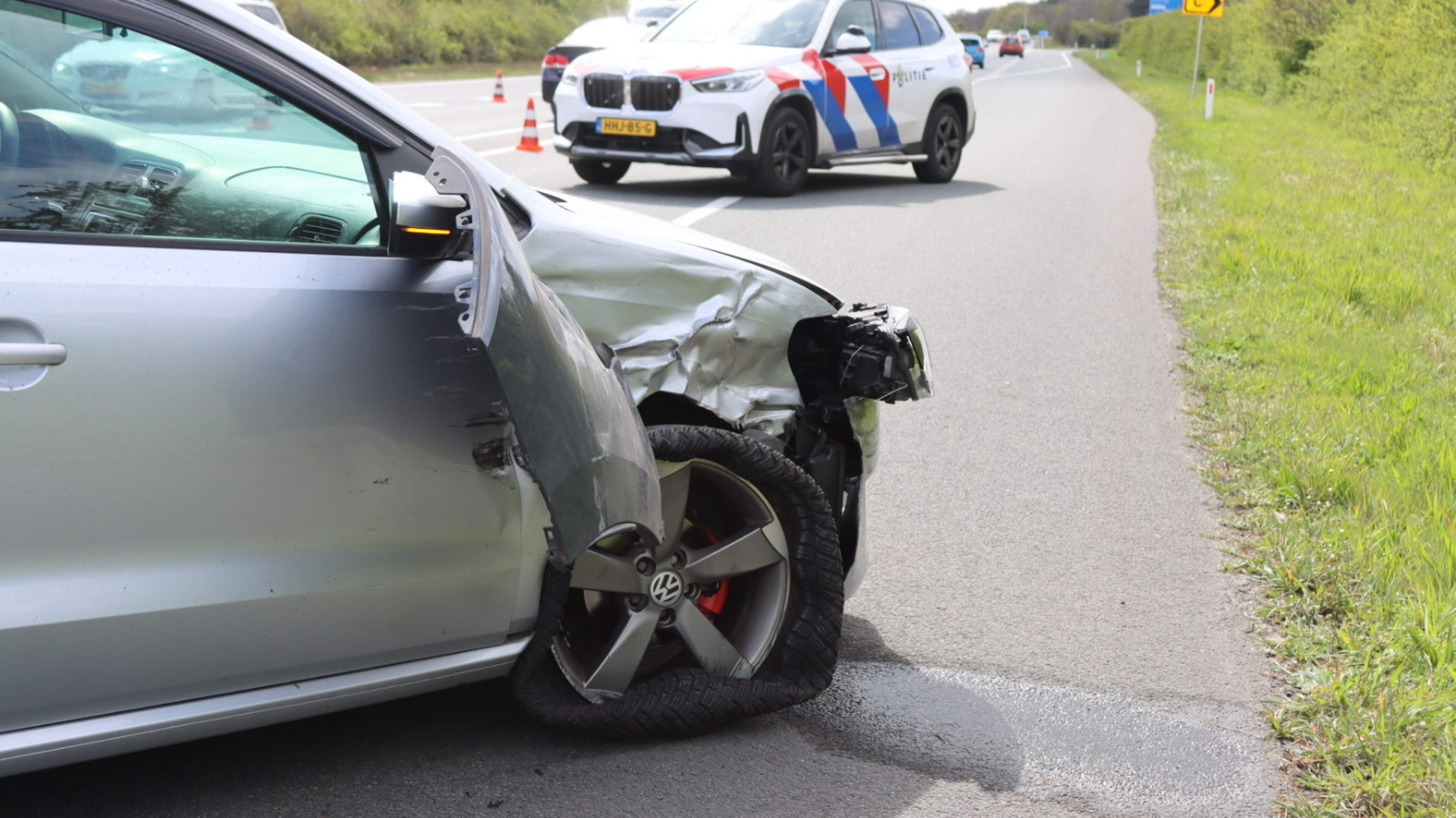 Kop-staartbotsing door overstekende baby eendjes op N206 bij Noordwijkerhout.