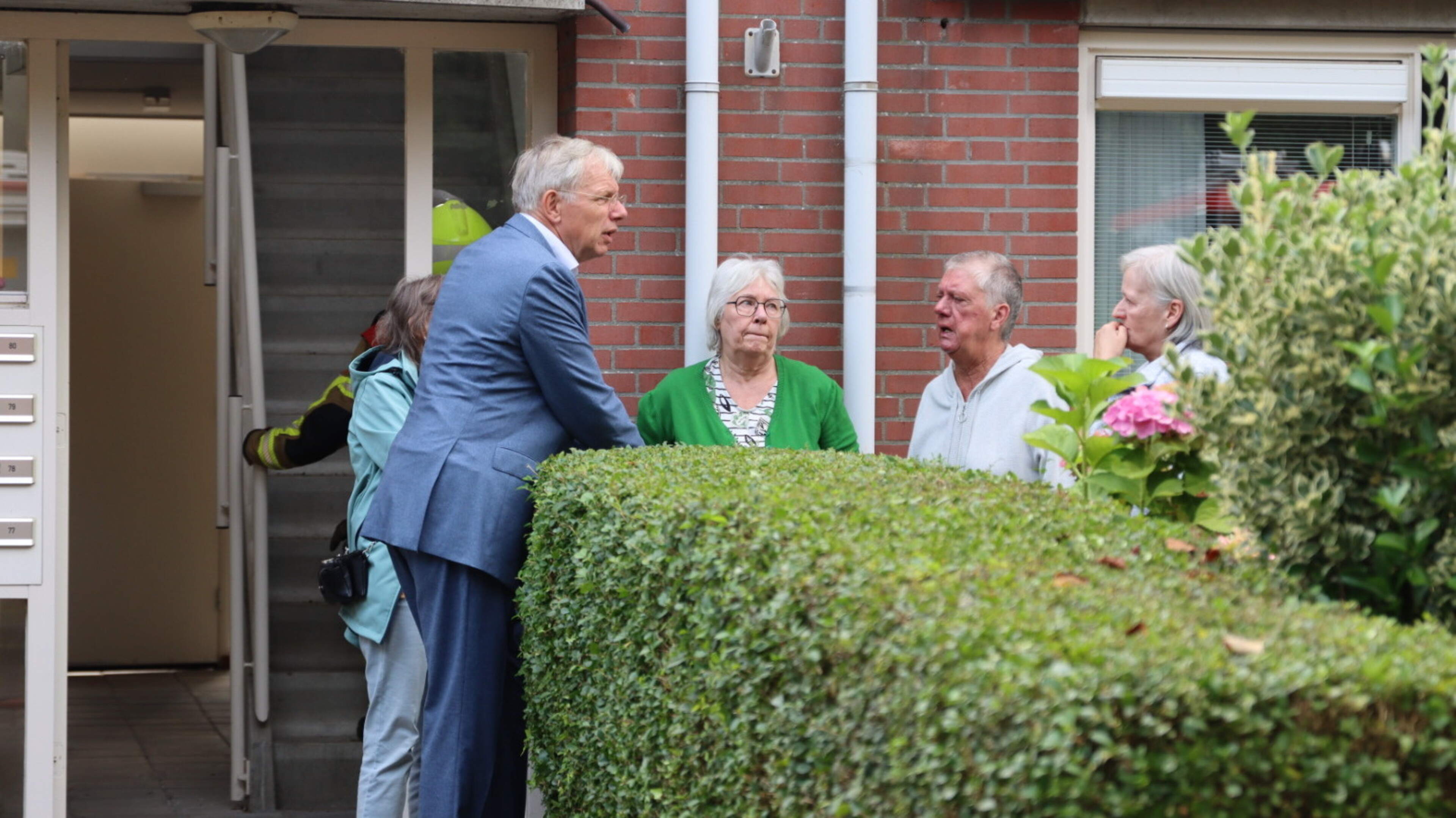 Ontsteltenis in Katwijkse straat na felle woningbrand. ‘Het meisje zat onder het roet en de brandple