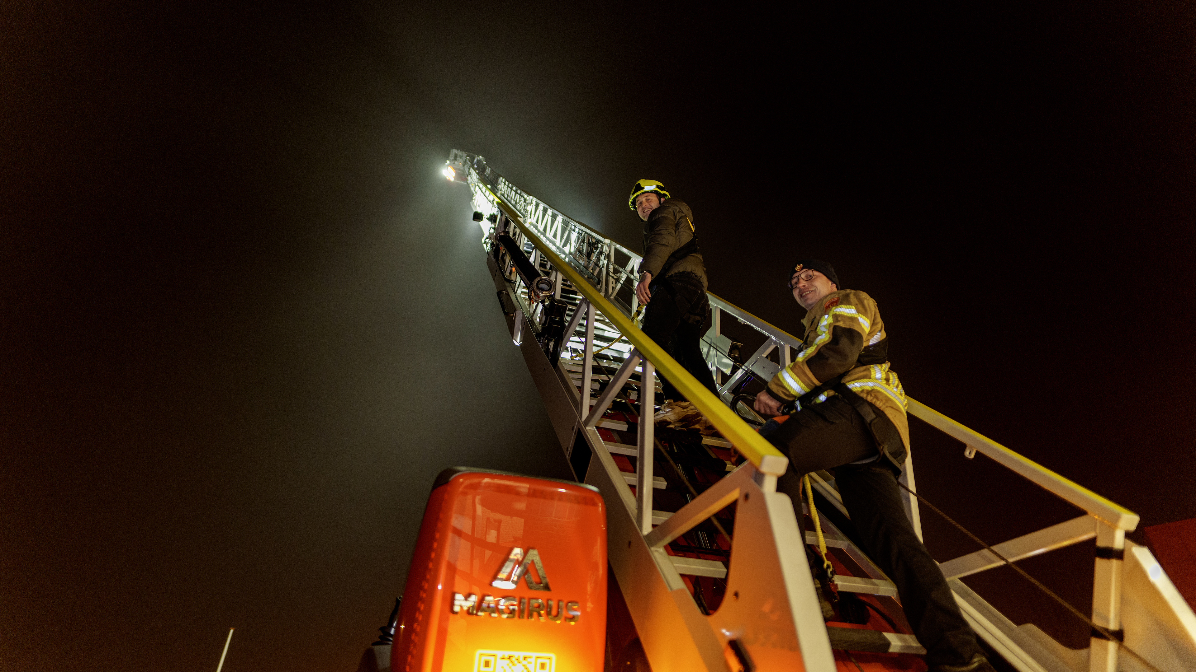 Wie redt de pop uit de ruimte vol rook? Op proef bij de brandweer in Katwijk: ’Het alarm kan zomaar 