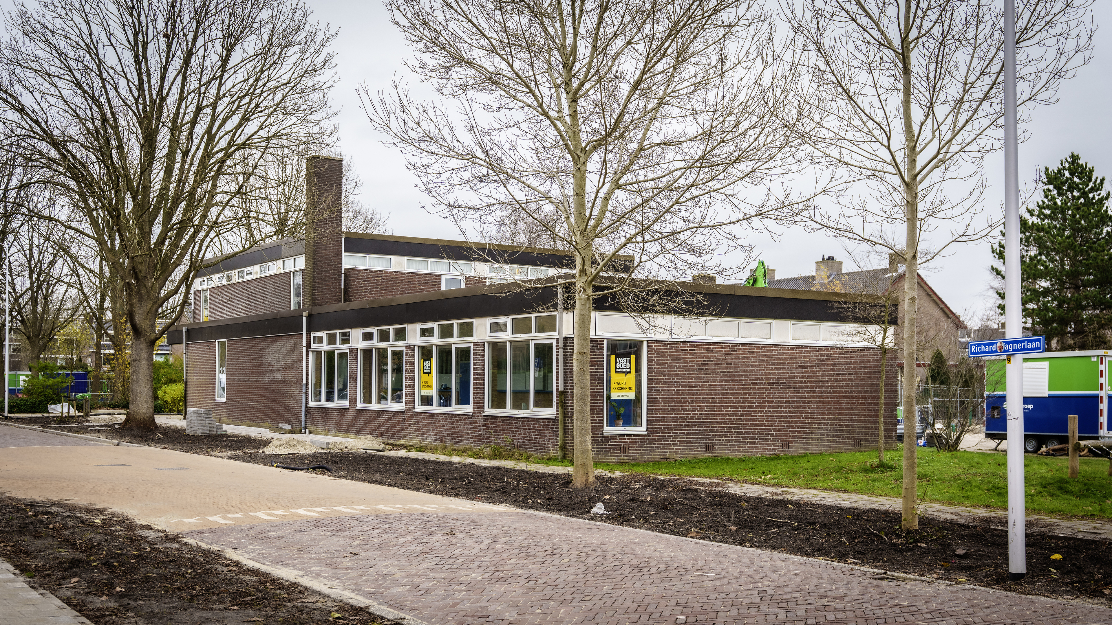 https://prod-img.leidschdagblad.nl/public/incoming/7l5tn5-asielzoekers-of-vluchtelingen-na-bibliotheek-richard-wagnerlaan.jpg/alternates/BASE_SIXTEEN_NINE/Asielzoekers_of_vluchtelingen_na_bibliotheek_Richard_Wagnerlaan.JPG