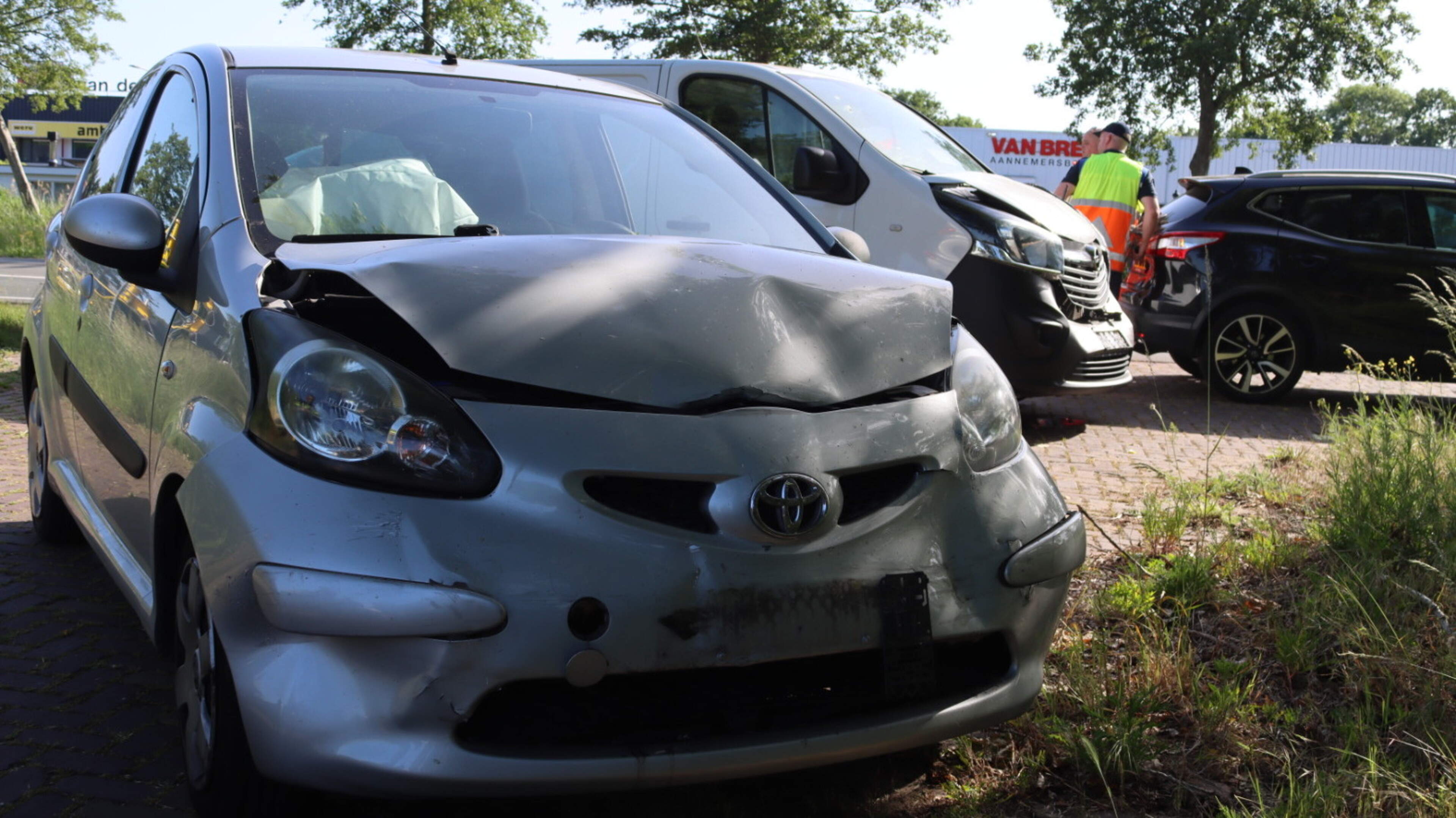 Flinke schade door kettingbotsing met busje en auto’s op N208 bij Sassenheim.