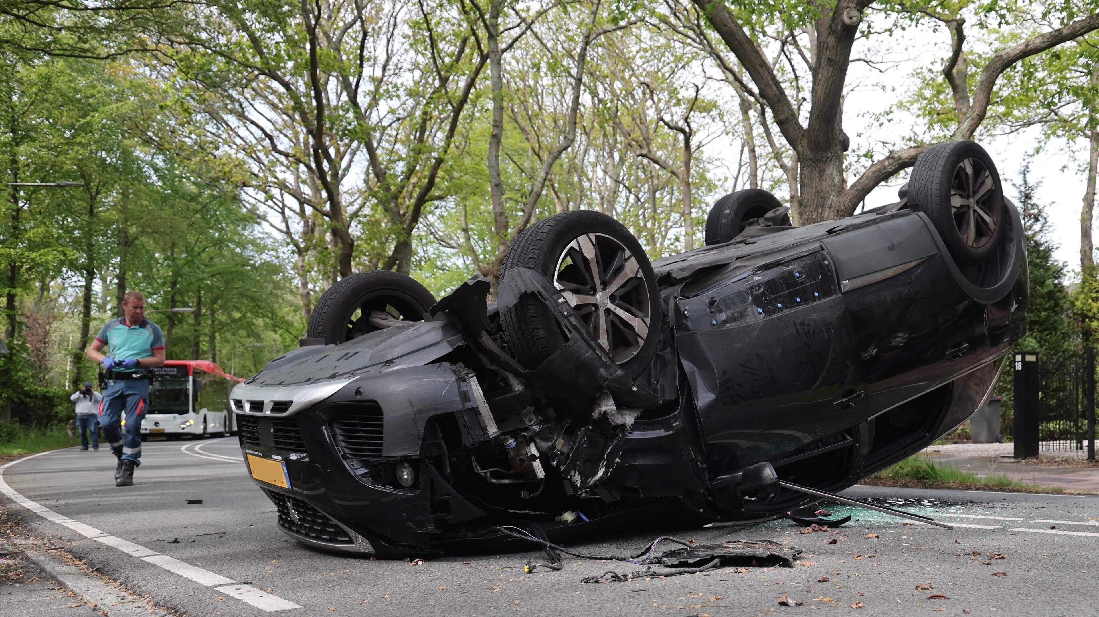 Automobilist belandt op z’n dak na botsing met boom in Wassenaar.