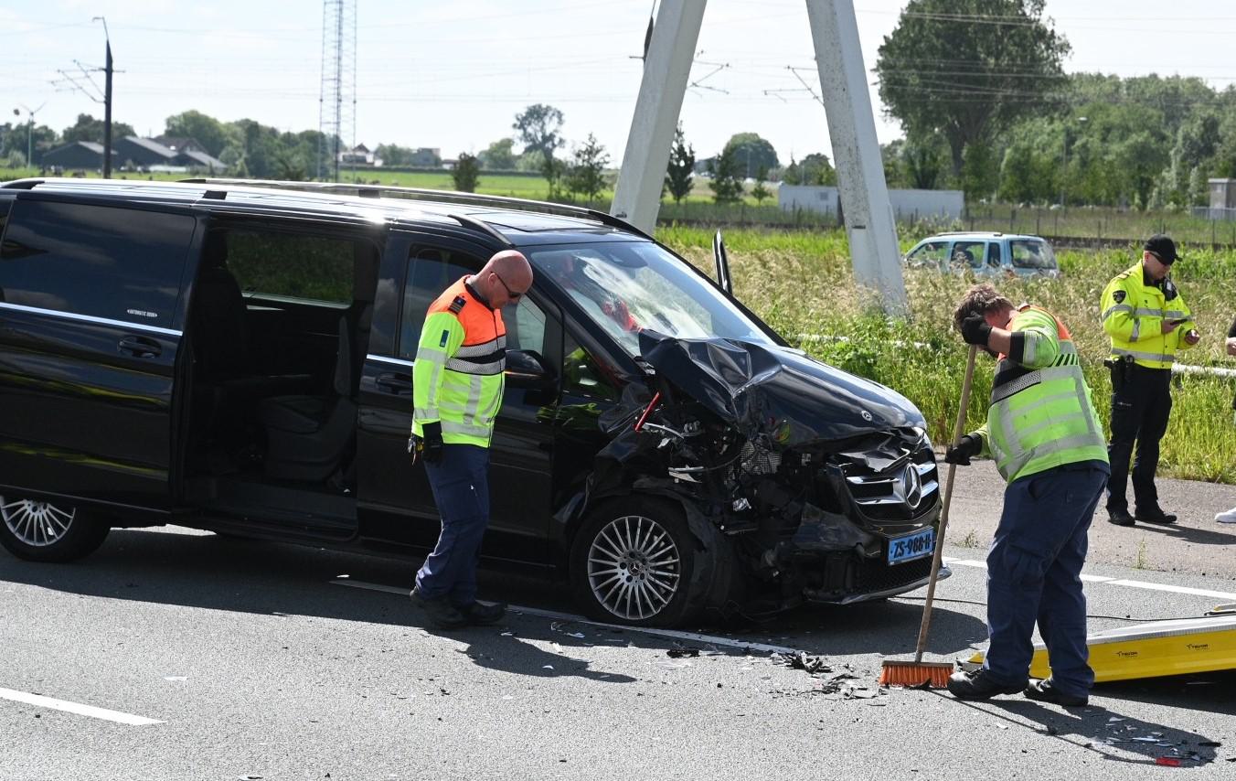 Ongeval met meerdere voertuigen op A4 bij Roelofarendsveen, overlast voor verkeer