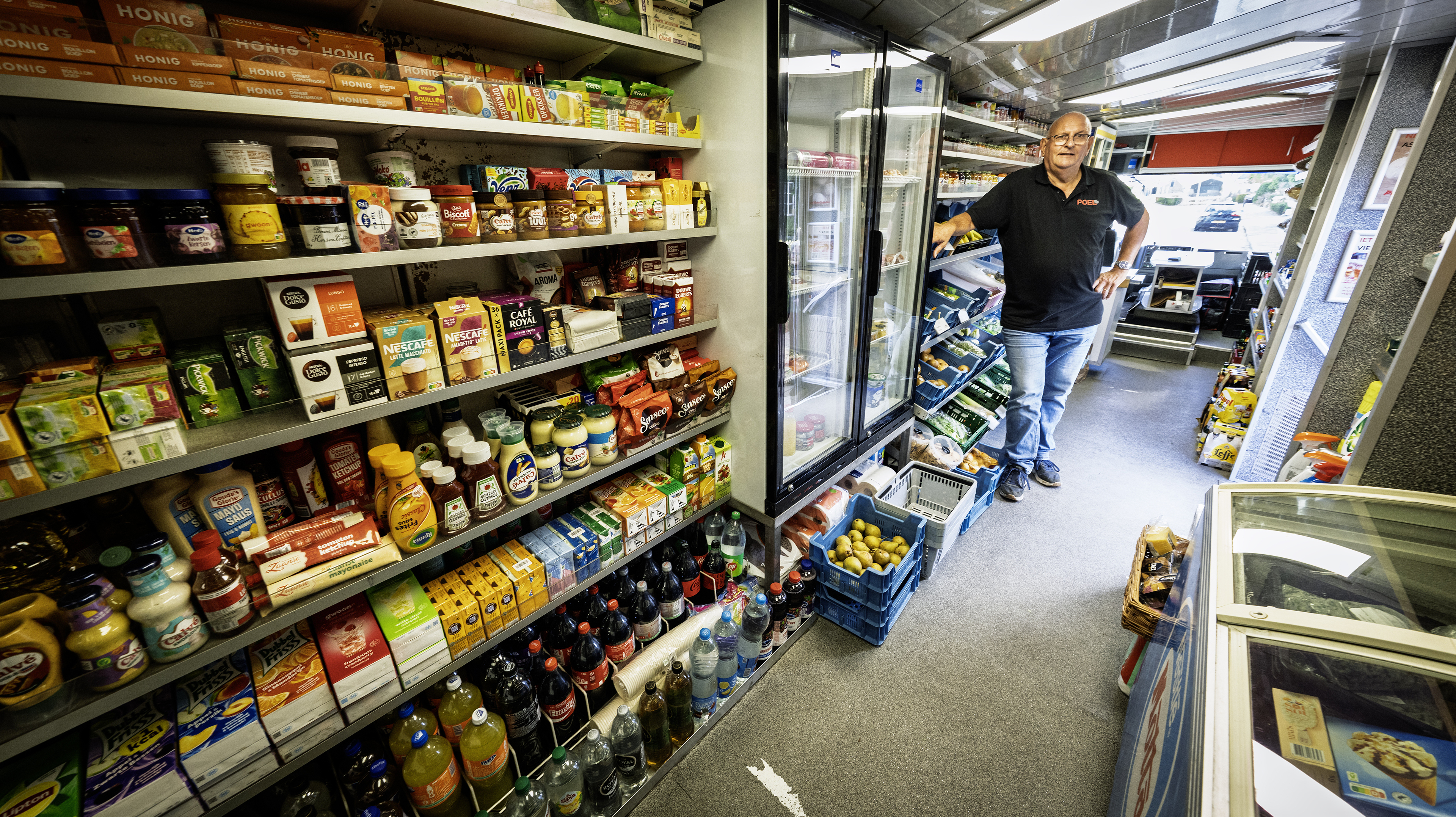 Vijftig jaar op de melkwagen door Roelofarendsveen, maar nu gaat Walter met pensioen: ’Het hoofd wil