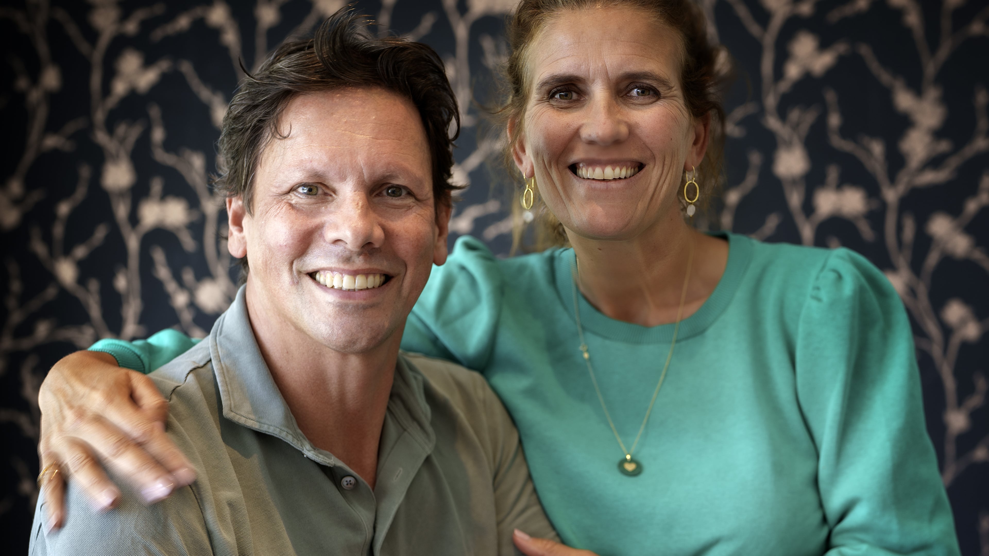 Ondanks zijn ALS springt Barry de Reuver (53) met zijn gezin de gracht in: ’We hopen op een wondermi