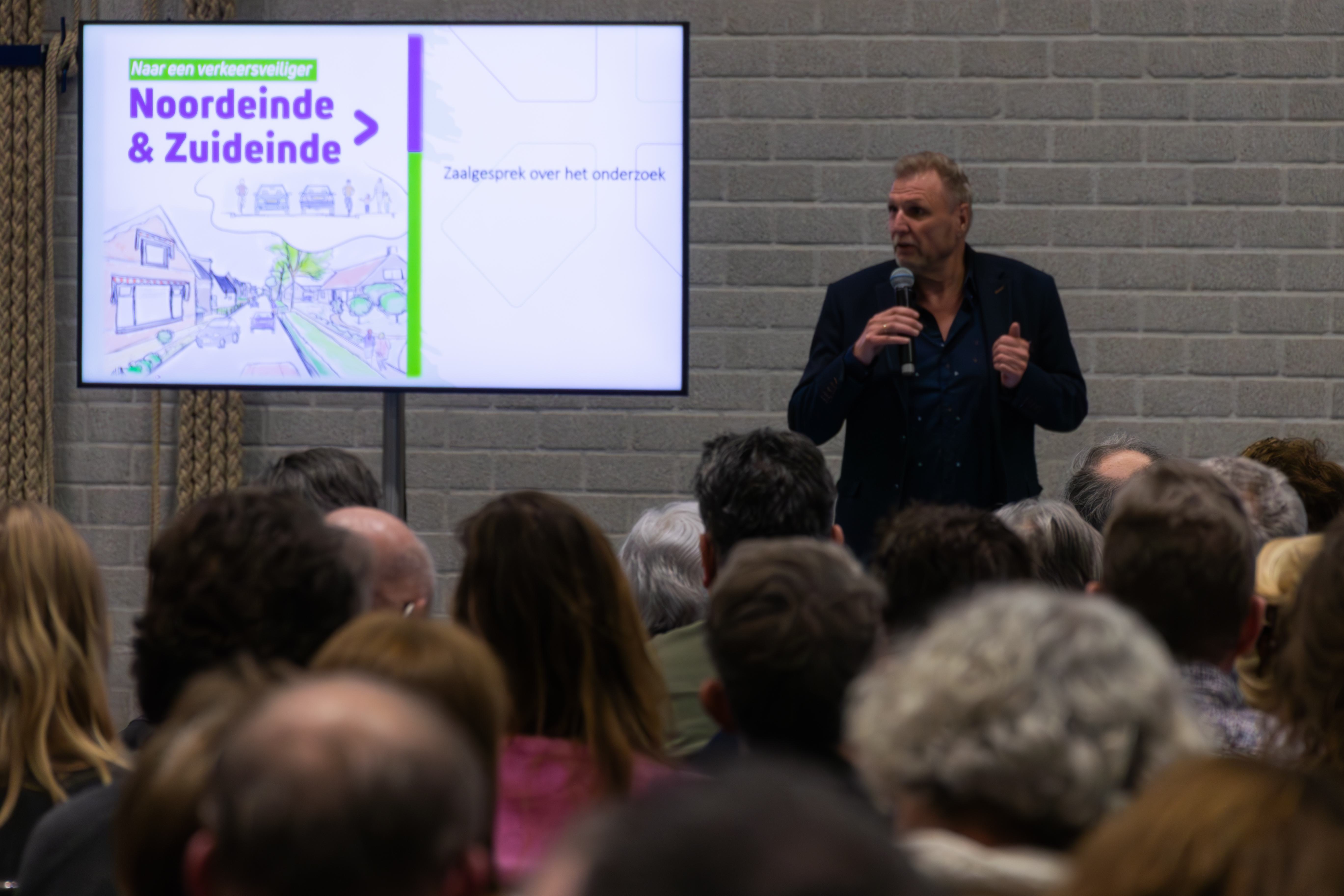 Plannen voor veiliger Noord- en Zuideinde maken veel los in Roelofarendsveen: informatieavond trekt 