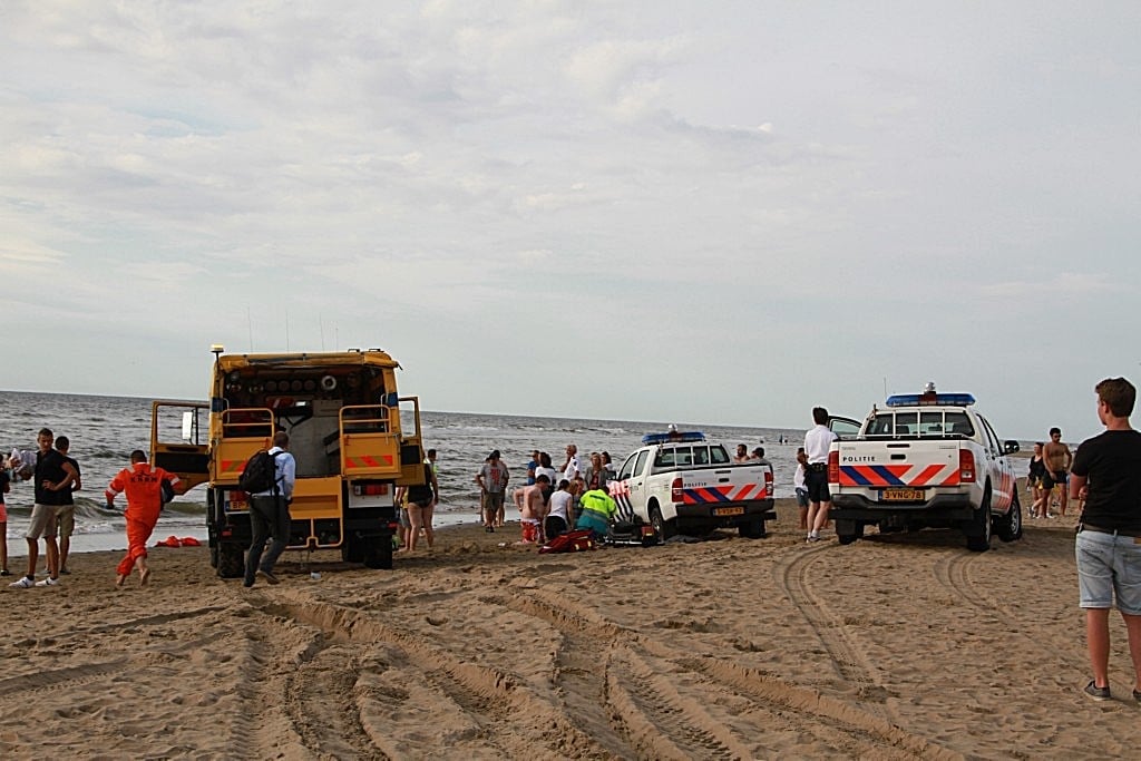 Hulpdiensten in actie bij een reanimatie op het strand