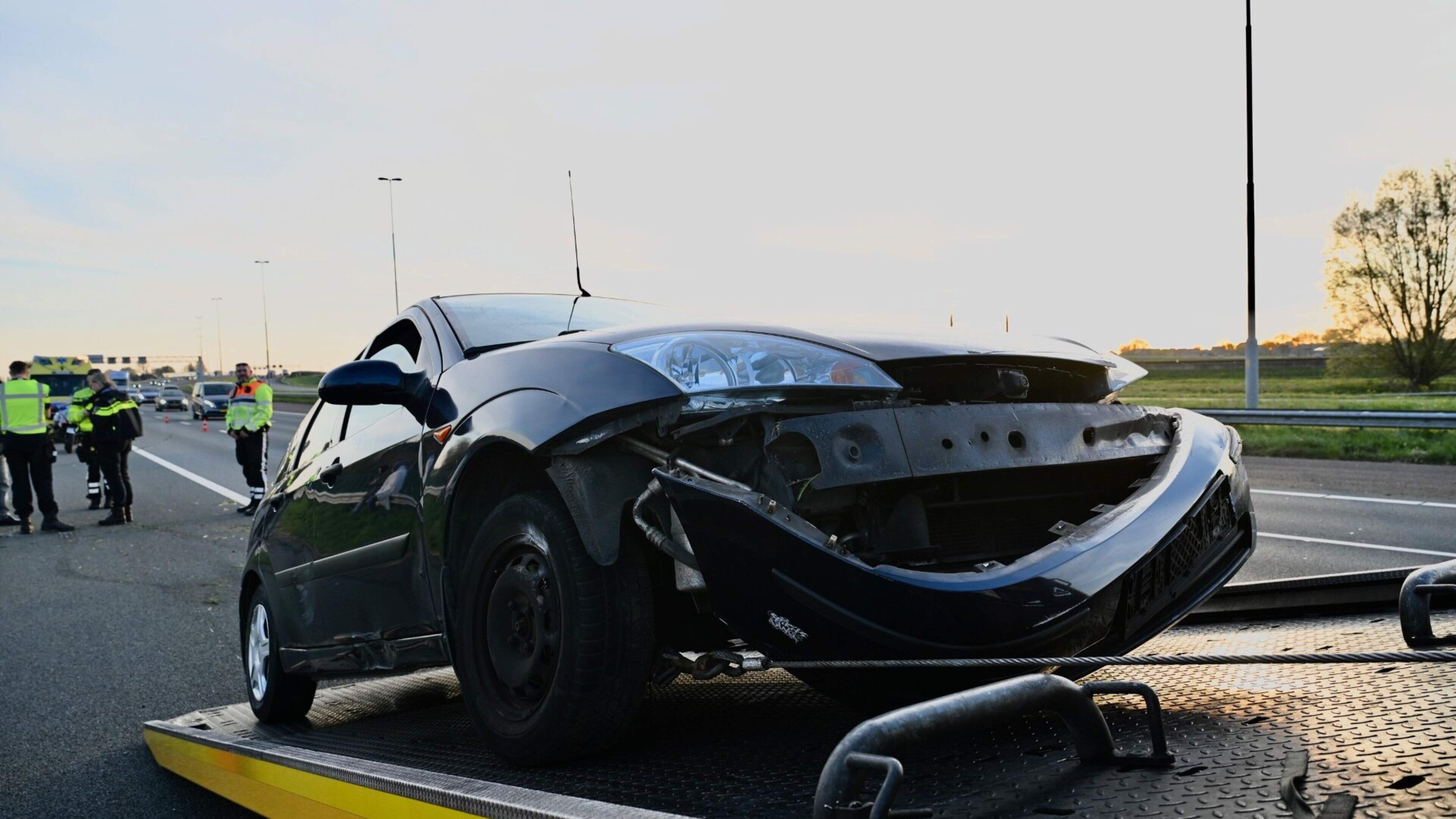 Auto van de weg gedrukt op A4 bij Roelofarendsveen, politie op zoek naar bestuurder