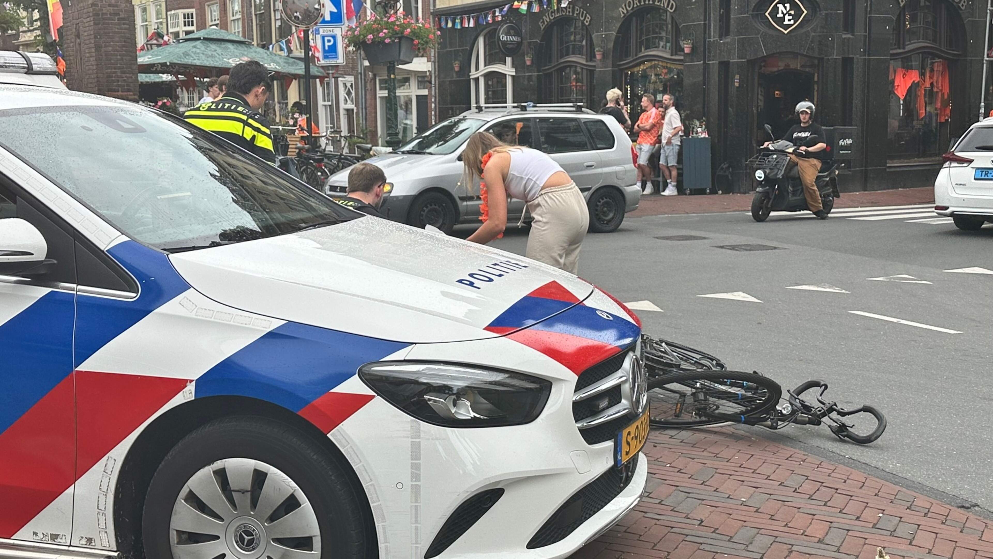 Fietsster naar ziekenhuis na botsing met scooterrijder op kruising in druk centrum van Leiden.