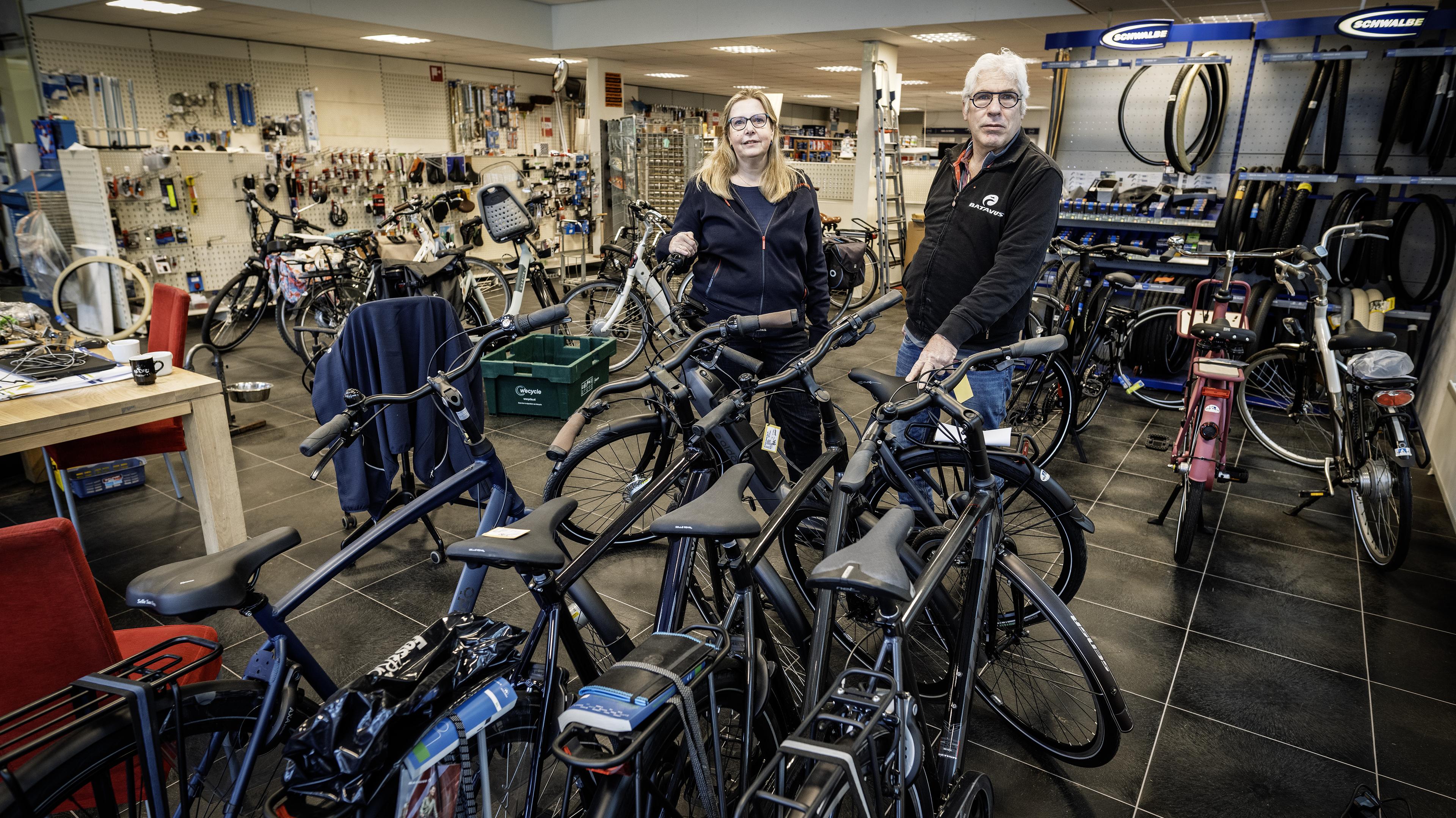 Einde van een tijdperk: Woubruggenaars nemen afscheid van iconische winkel Van Raad