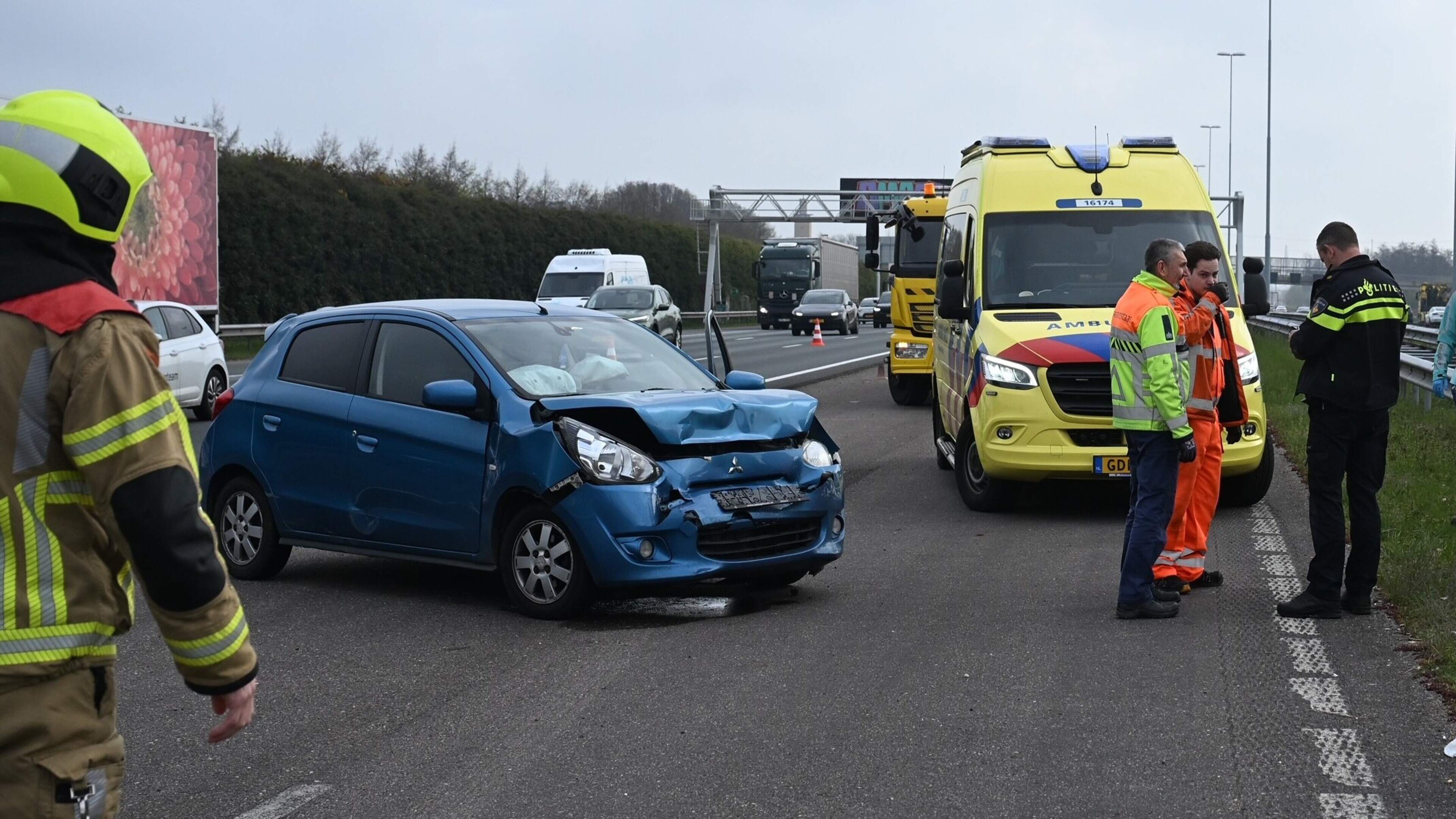 Grote schade bij botsing op A4 bij Leiderdorp.