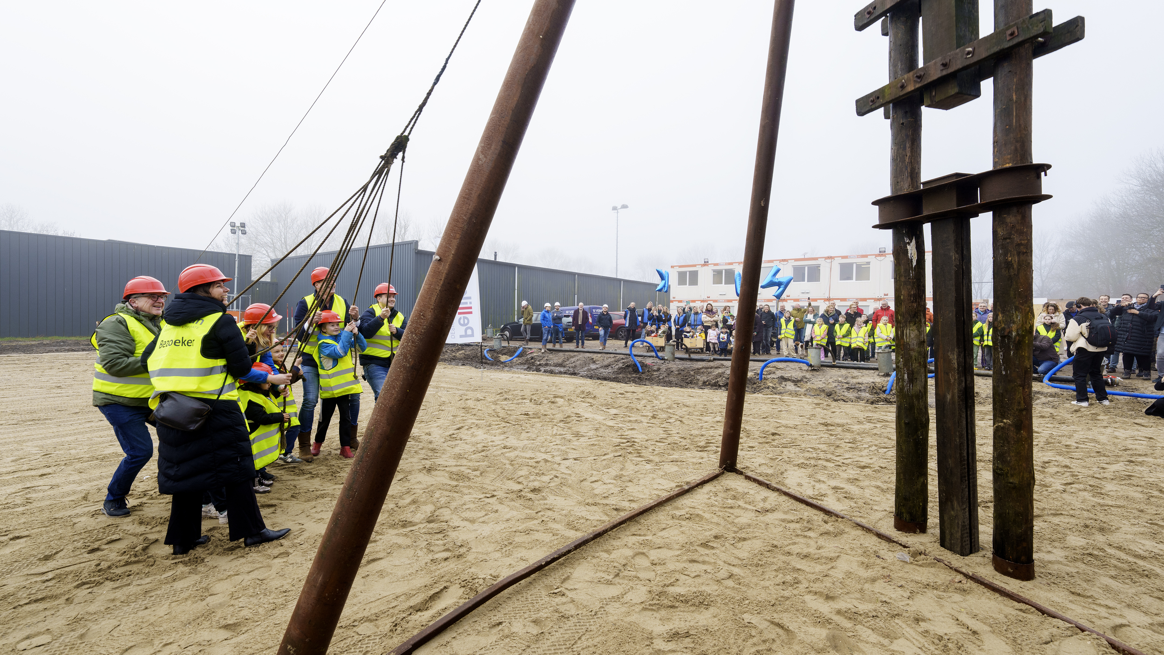Feestelijke paal voor uniek kindcentrum in Roelofarendsveen onder grote belangstelling de grond in