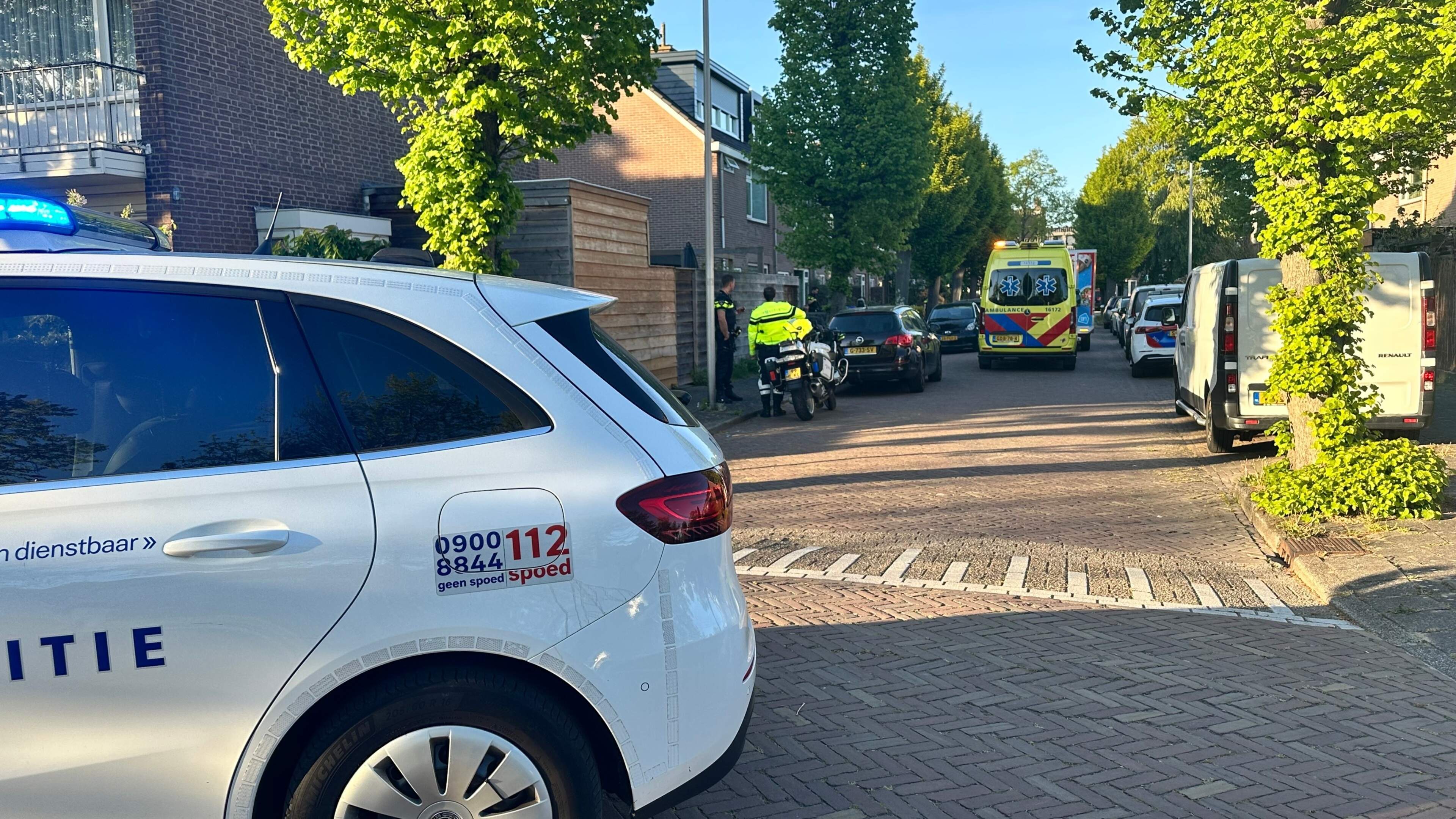 Jongen naar ziekenhuis na botsing met bezorgwagen in Leiderdorp.