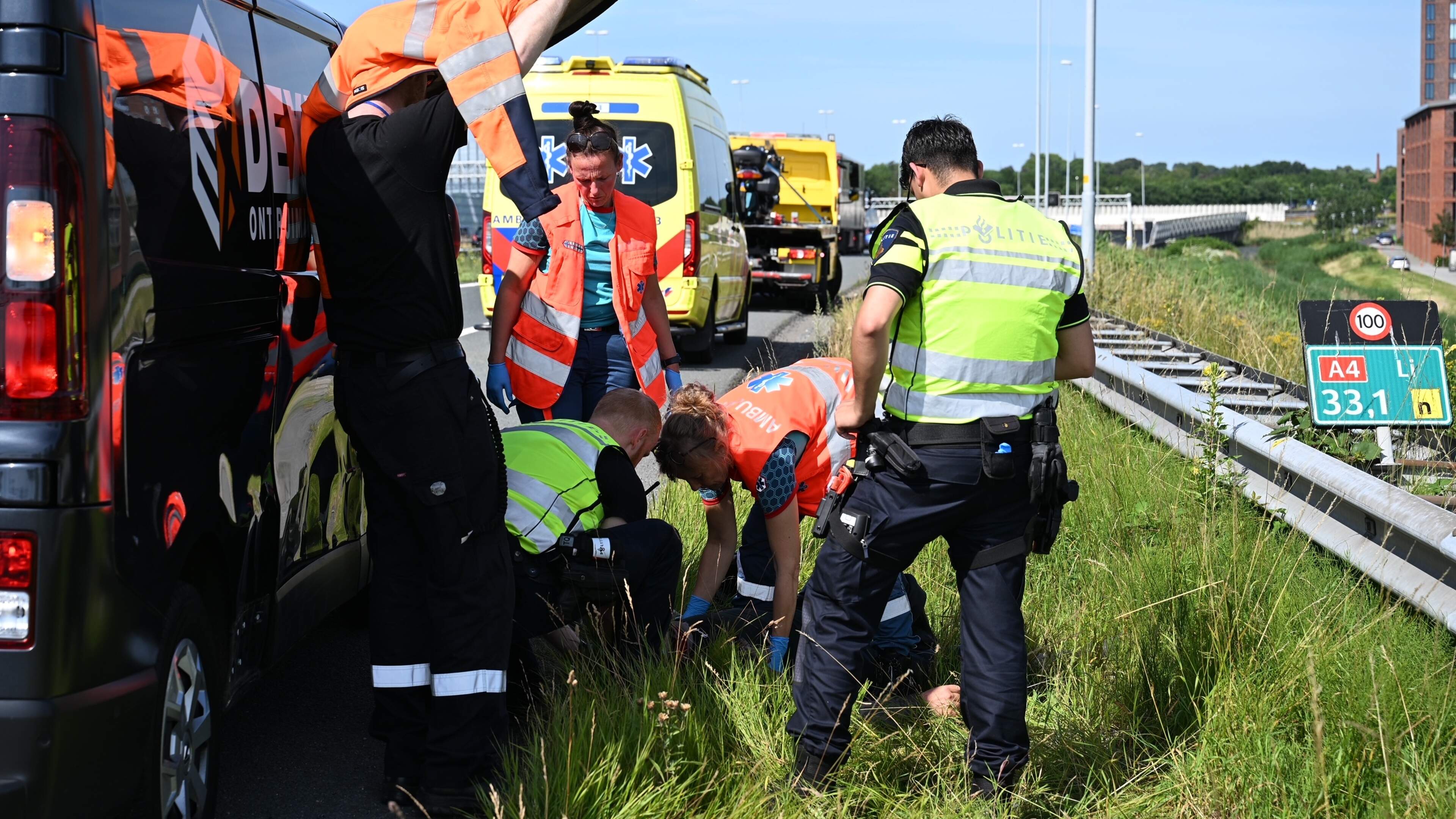 Motorrijder gewond bij eenzijdig ongeval op A4 bij Leiden, veel vertraging.