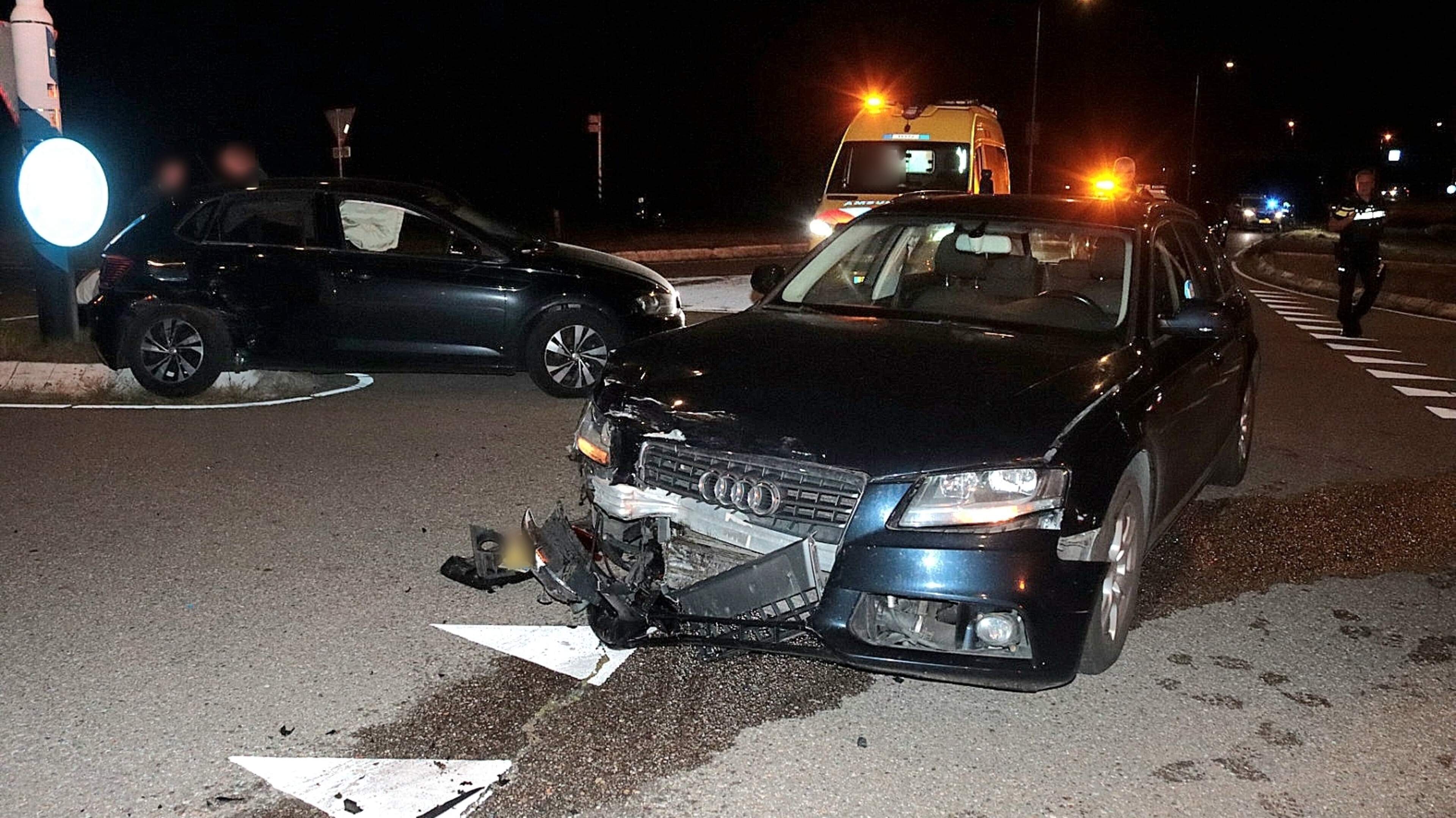 Veel schade bij botsing tussen twee auto’s op kruising in Noordwijkerhout, verkeer rijdt door afzetting