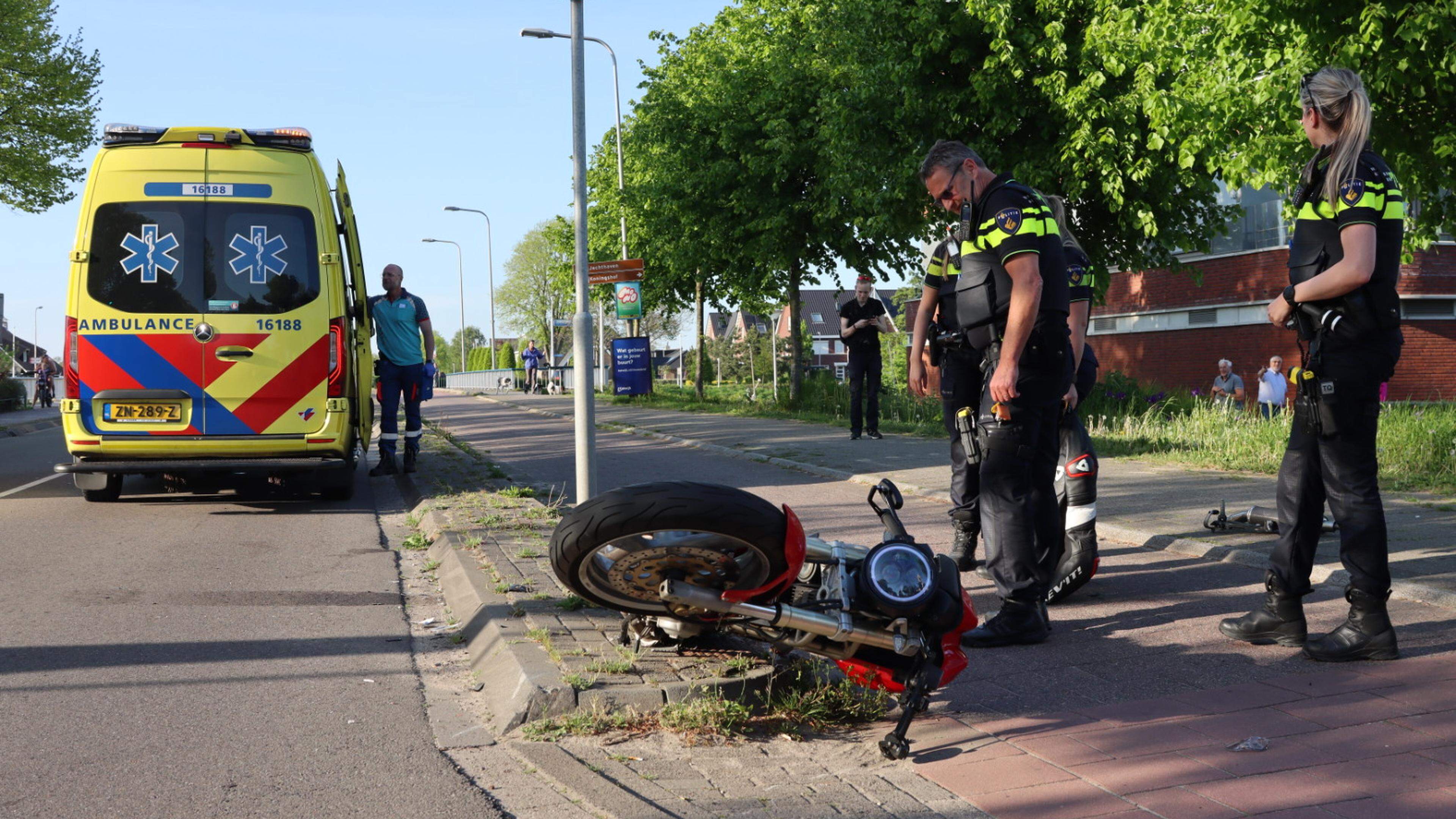 Motorrijder met spoed naar ziekenhuis na botsing met auto in Rijnsburg