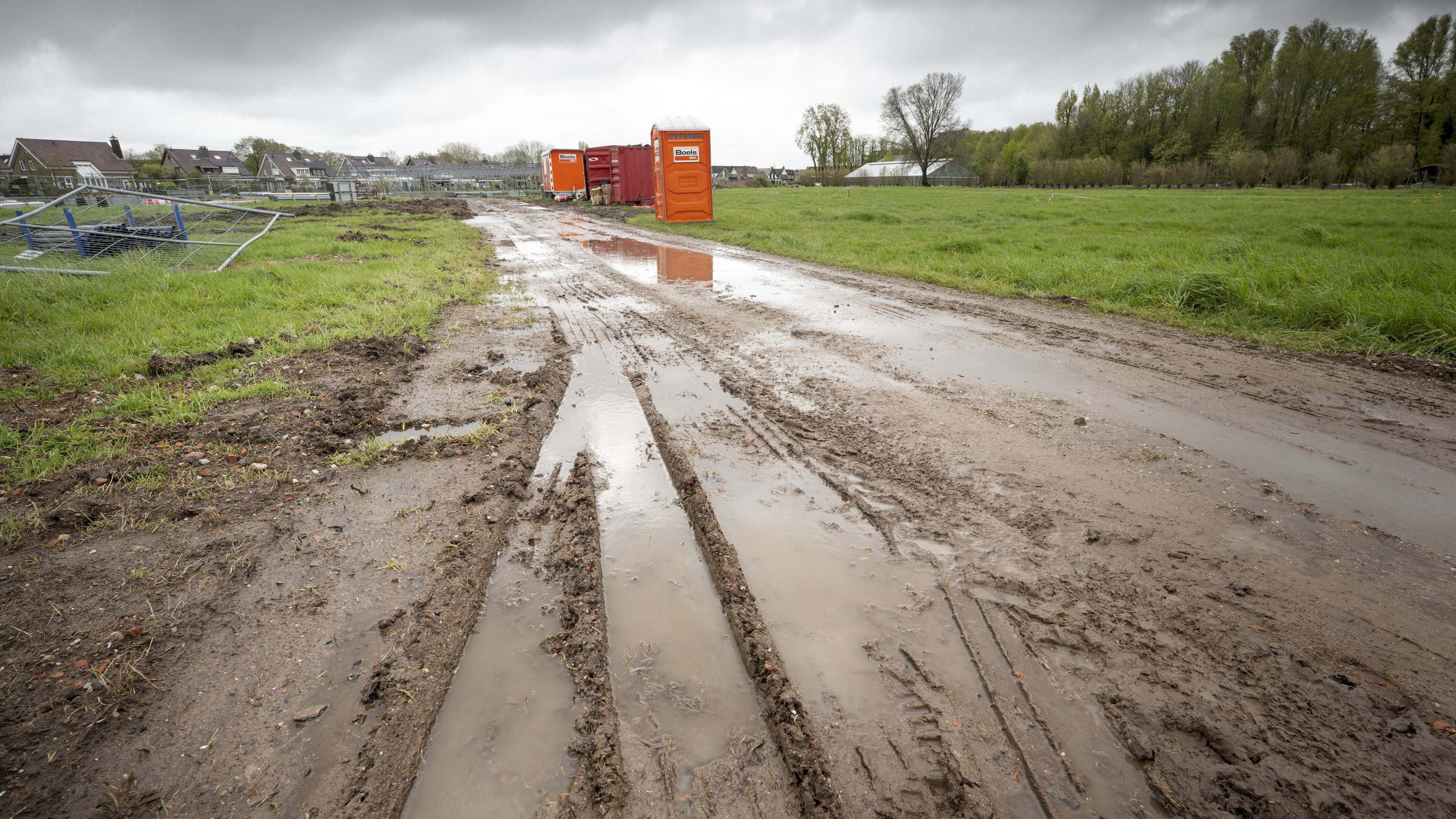 Eigenaar Kwakelwei begint met kassenbouw, Katwijk wil park forceren. ’Proberen er minnelijk uit te k
