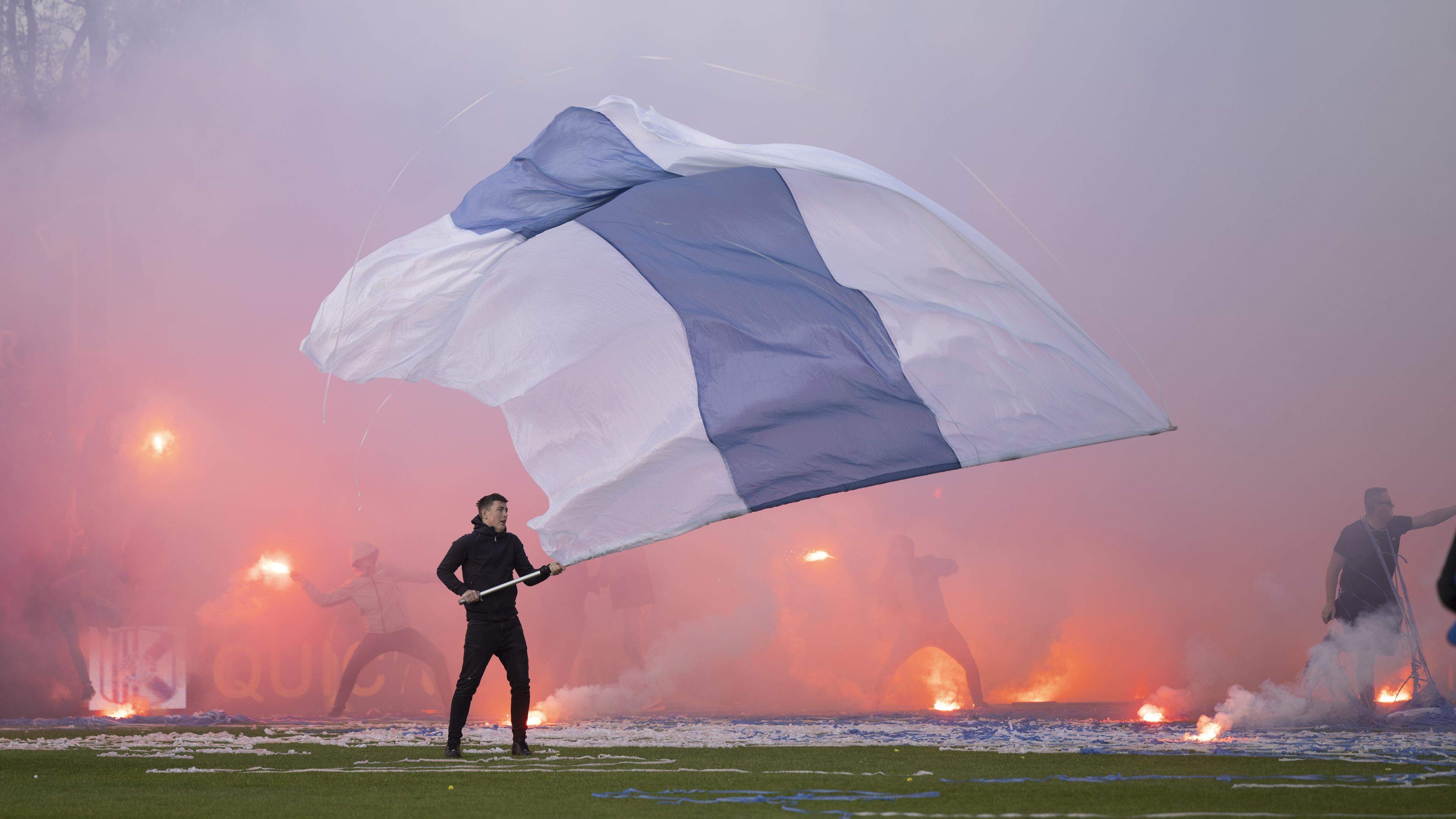 Hoe hooligans van Quick Boys een Katwijks café in geweld onderdompelden: ’De hele kroeg is aan het v