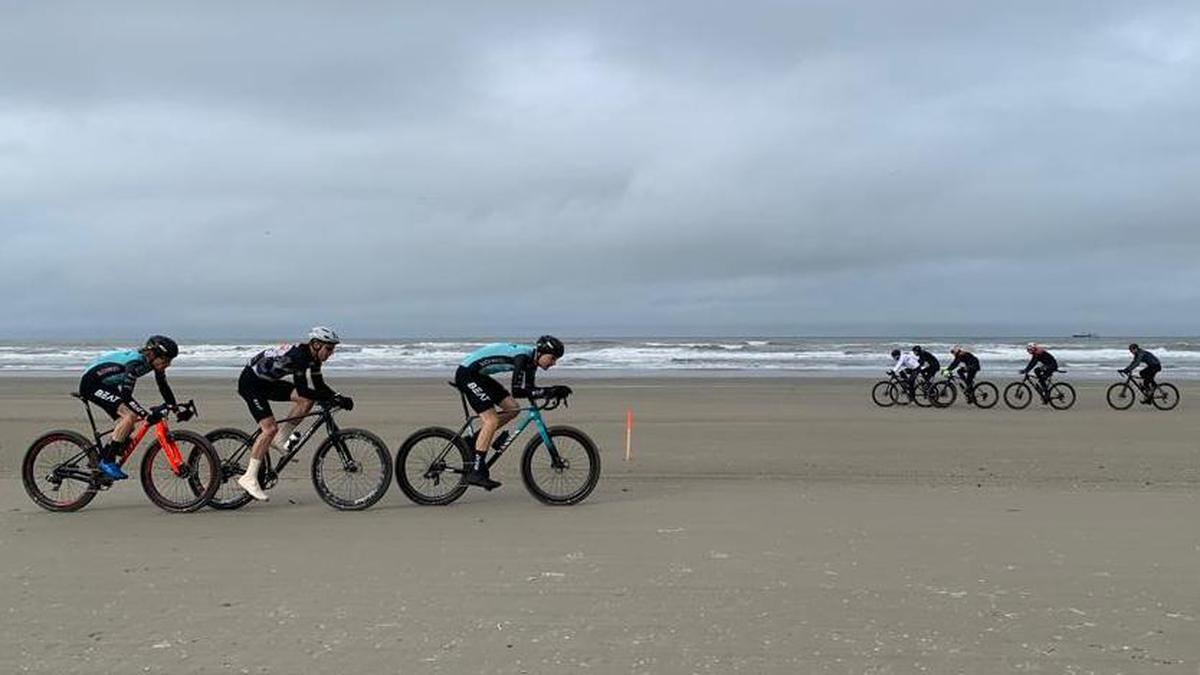 Sportjournalist Thijs Zonneveld (42) helpt ploeggenoot Jules de Cock op  oude dag aan NK strandracen | Leidsch Dagblad