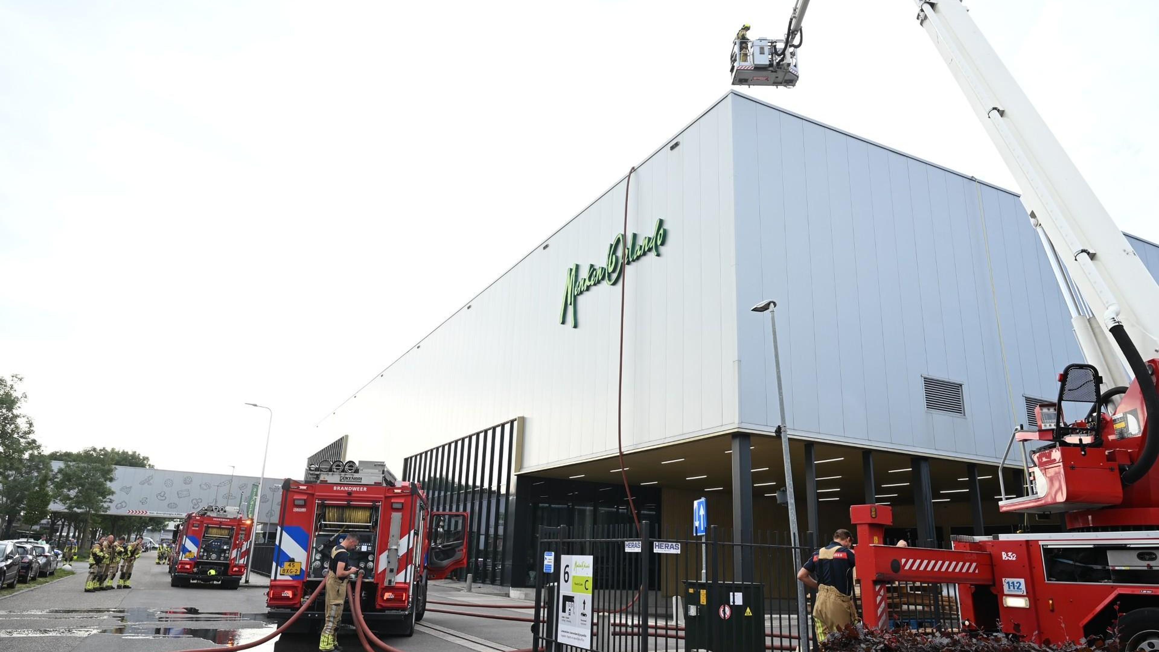 130 medewerkers van fabriek in Hazerswoude-Dorp geëvacueerd na brand op dak
