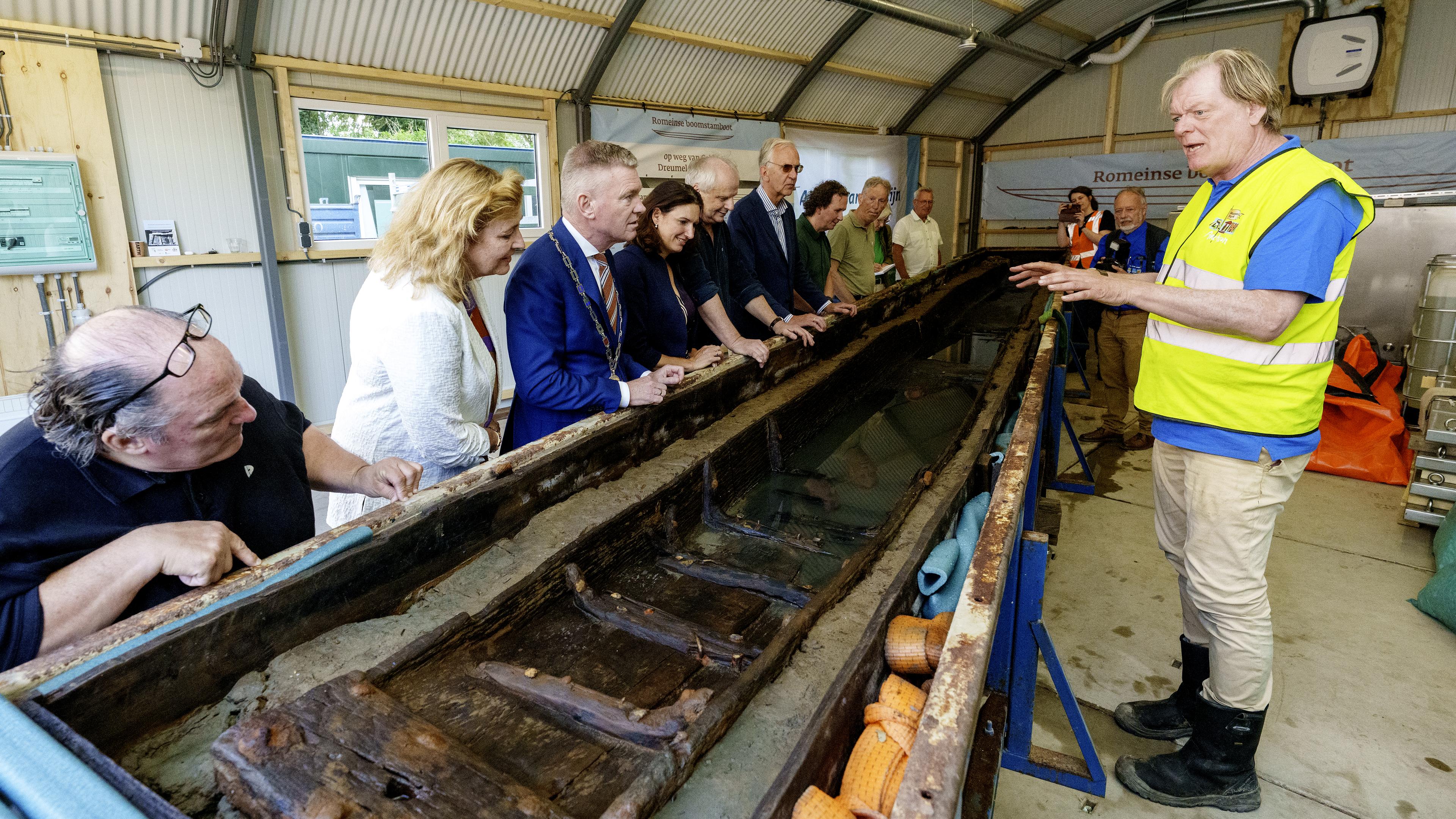 Grootste Romeinse boomstamboot ooit voor restauratie naar Archeon in Alphen: drie jaar werk