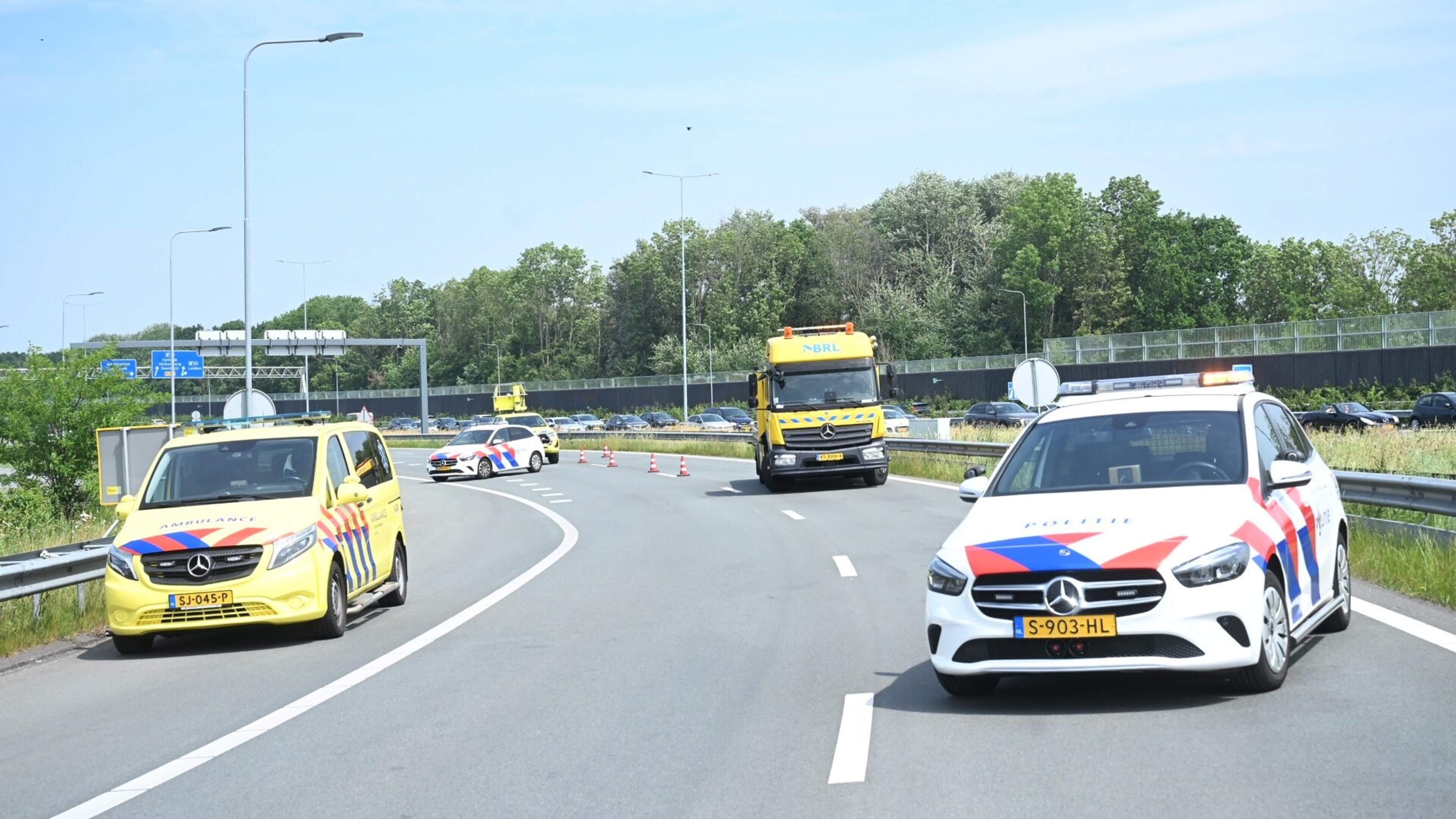Gewonde bij motorongeluk op N434 in Leiden, weg richting Den Haag korte tijd dicht. Gewonde bij motorongeluk op N434 in Leiden, weg richting Den Haag korte tijd dicht.