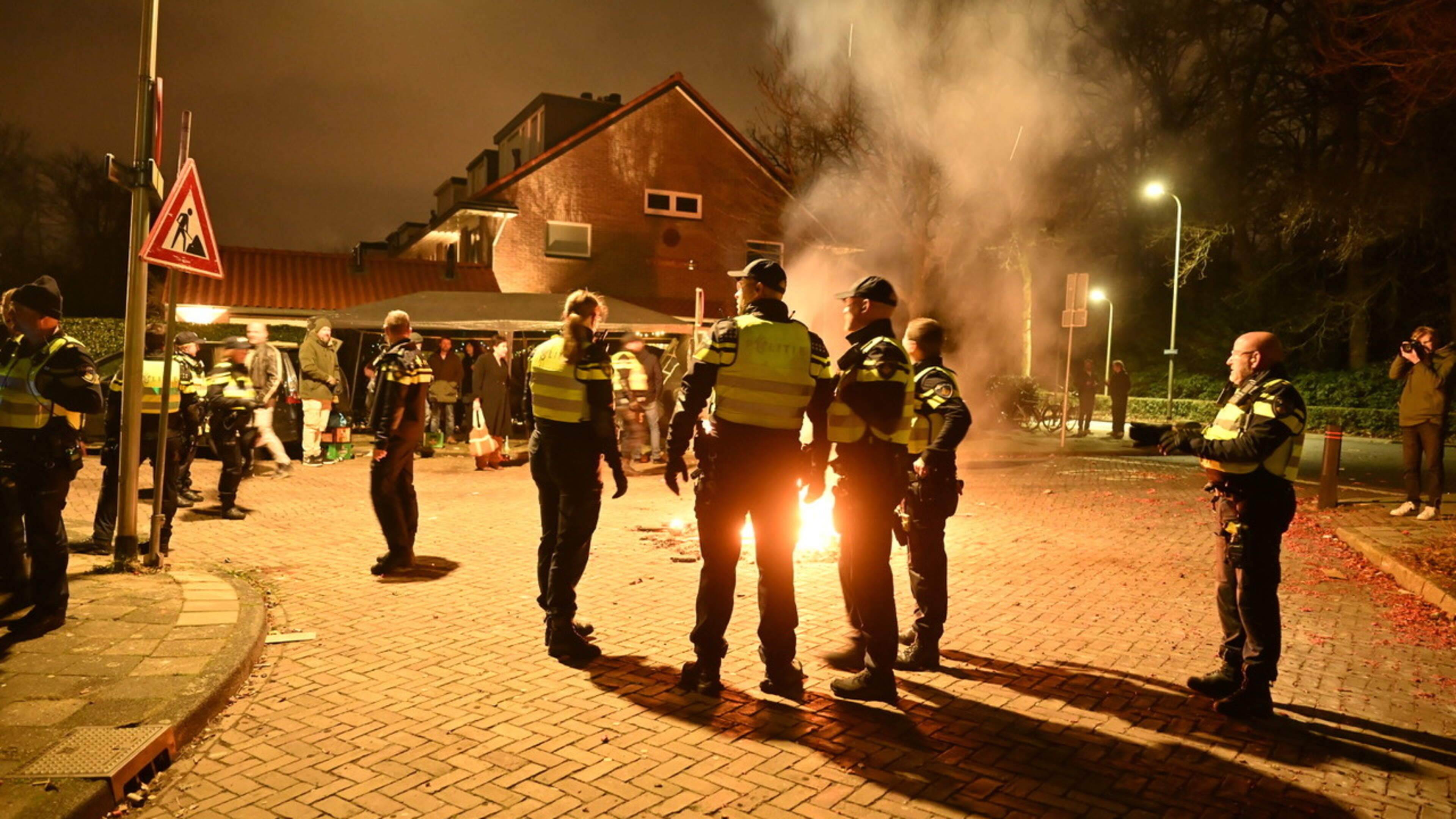 Burgemeester veroordeelt bekogelen hulpdiensten door jongeren in Warmond. ’Onze helden met vuurwerk 