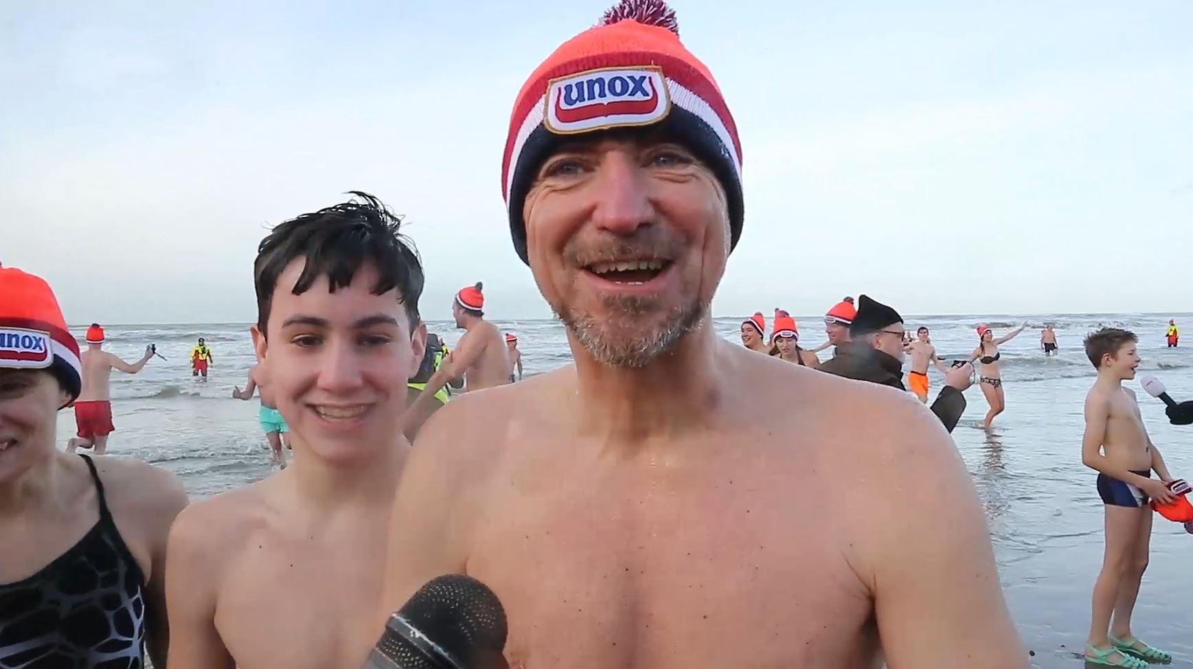 Nieuwjaarsduik Noordwijk: ’Kater achtergelaten in zee’ [video]