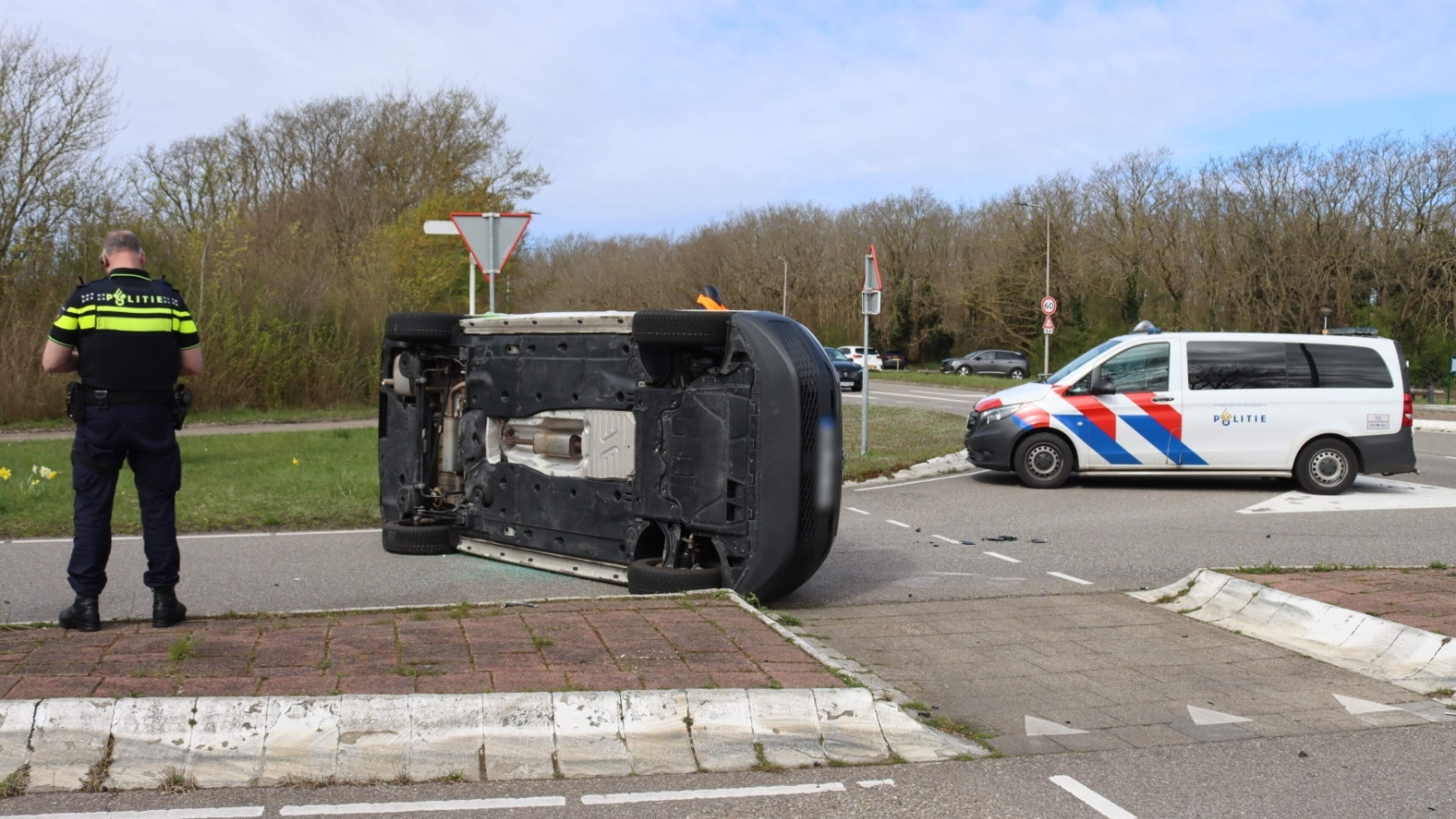 Auto belandt op zijn kant na botsing in Noordwijkerhout.
